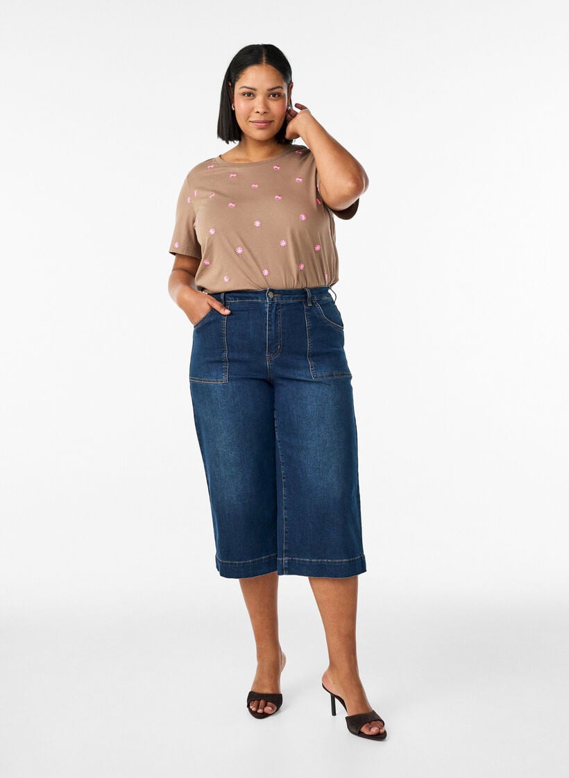 T-Shirt aus Bio-Baumwolle mit aufgestickten Motiven, Braun, Model image number 1