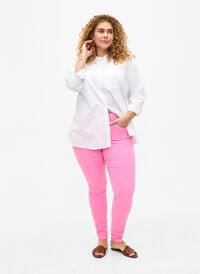 Super Slim Fit Amy Jeans mit hoher Taille, Rosebloom, Model