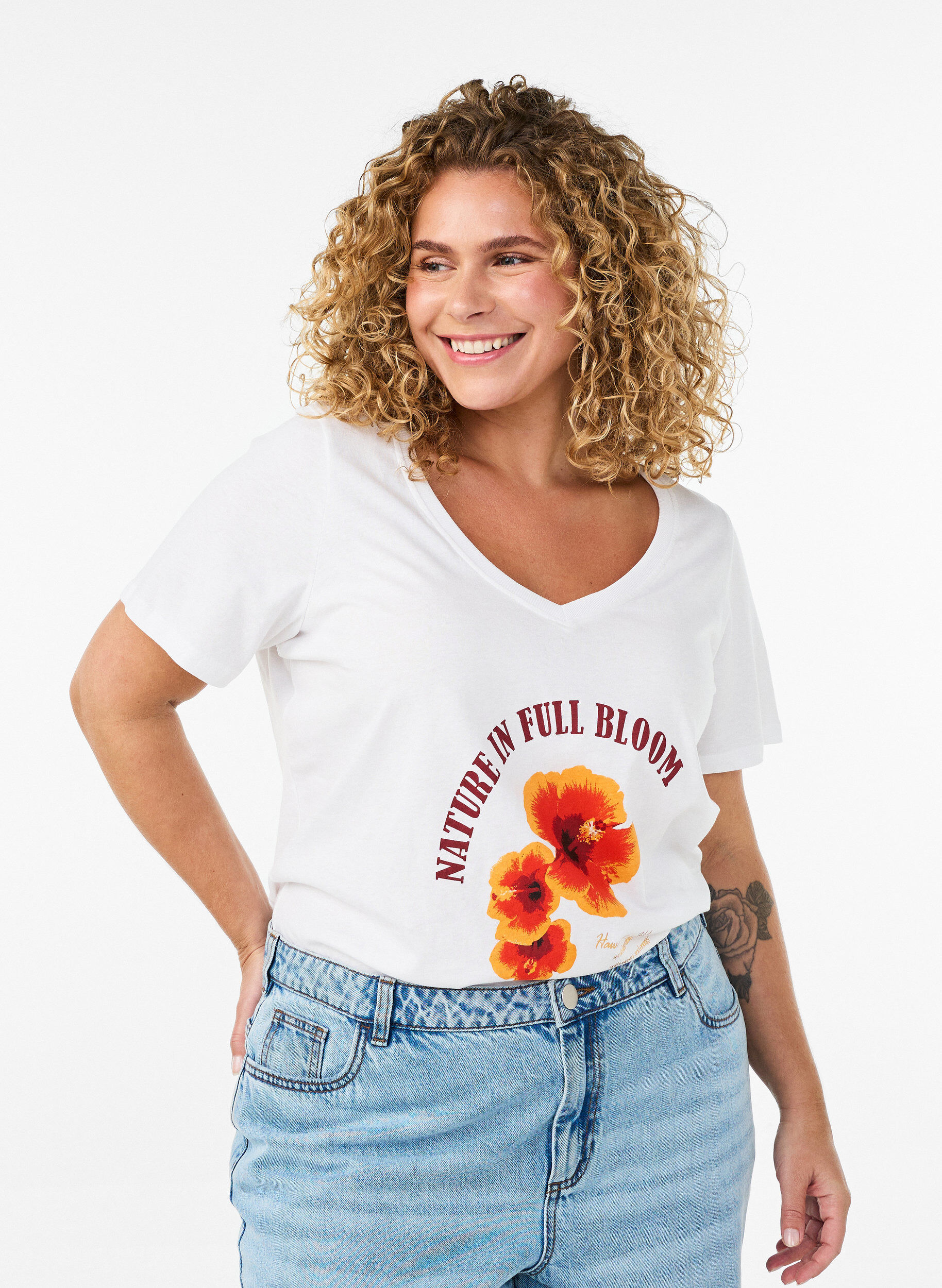 ZizziT-Shirt aus Baumwolle mit Frontprint und V-Ausschnitt, Wei&szlig;, Model image number 0