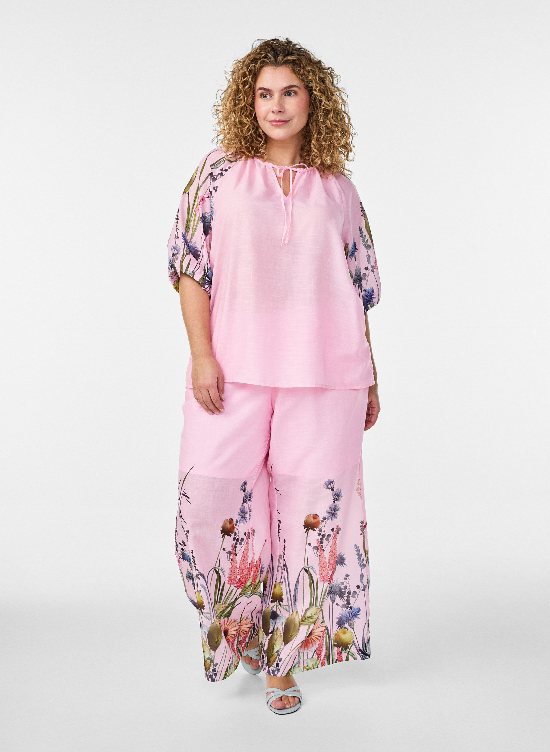 Zizzi Bluse mit Bindedetail und gebl&uuml;mten &Auml;rmeln, Pink, Model image number 1