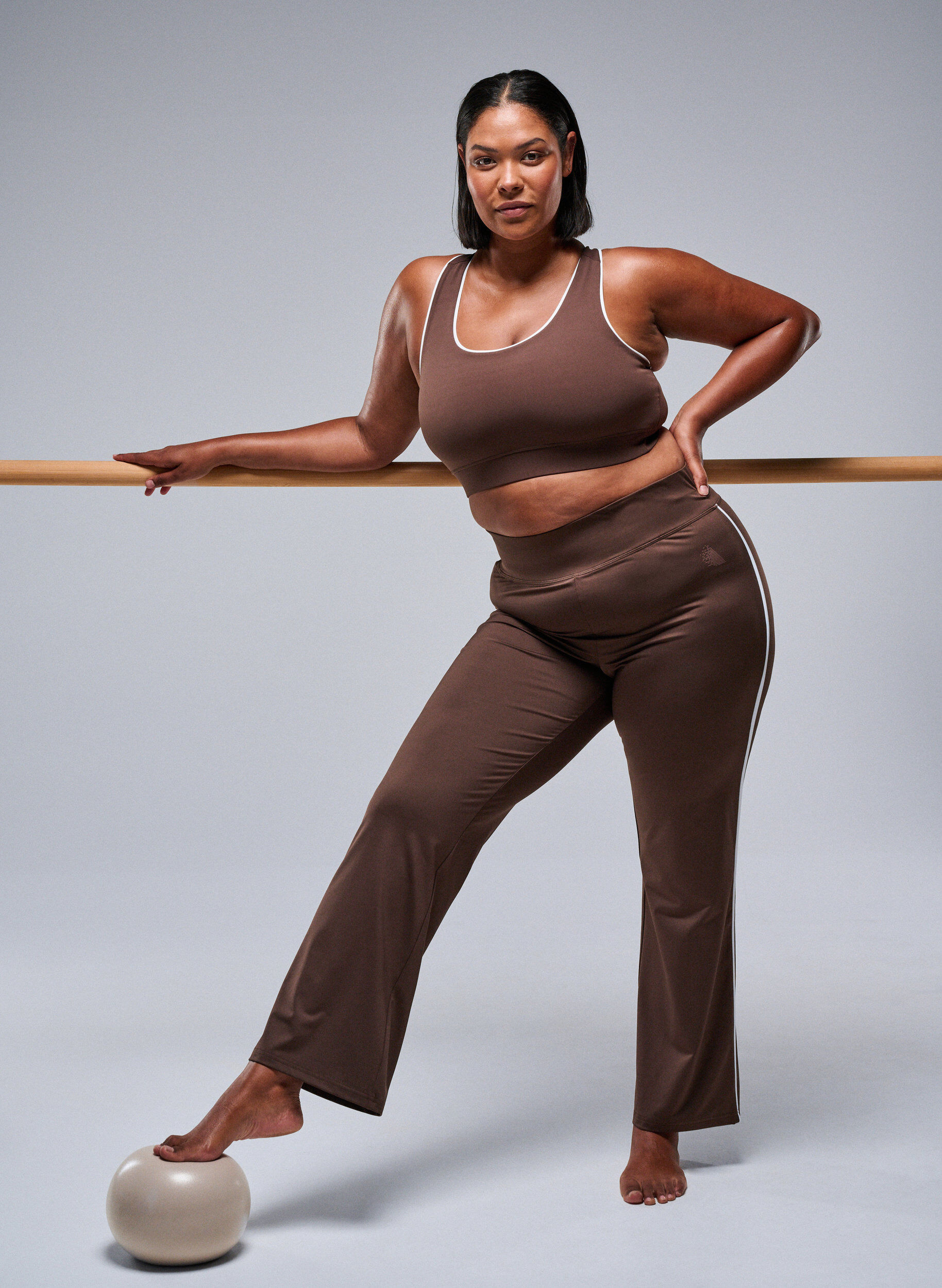 Zizzi Ausgestellte Trainingshosen mit Kontrastpaspelierung, Braun, Image image number 0