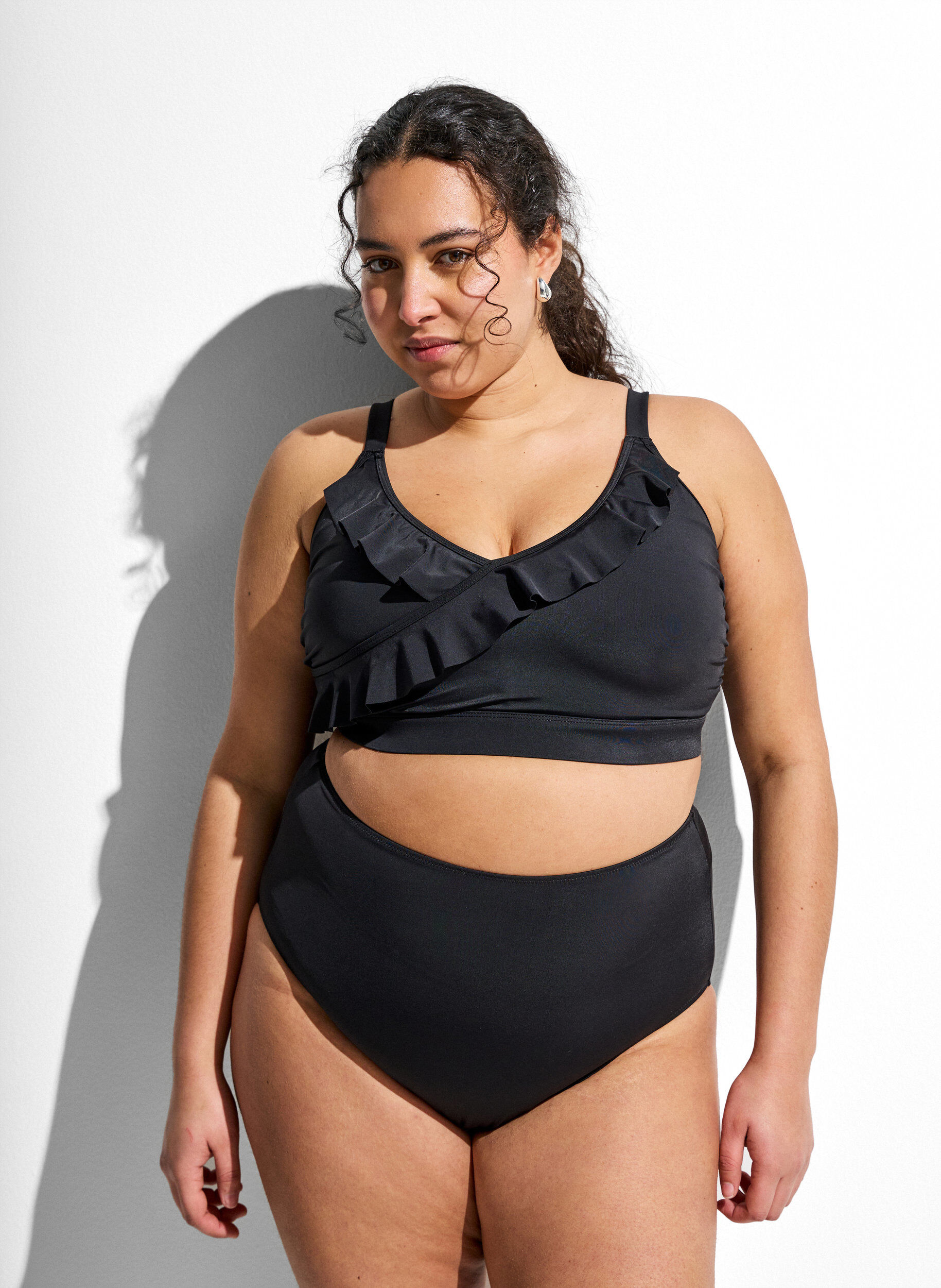 Einfarbige hoch taillierte Bikinihose, Schwarz, Model