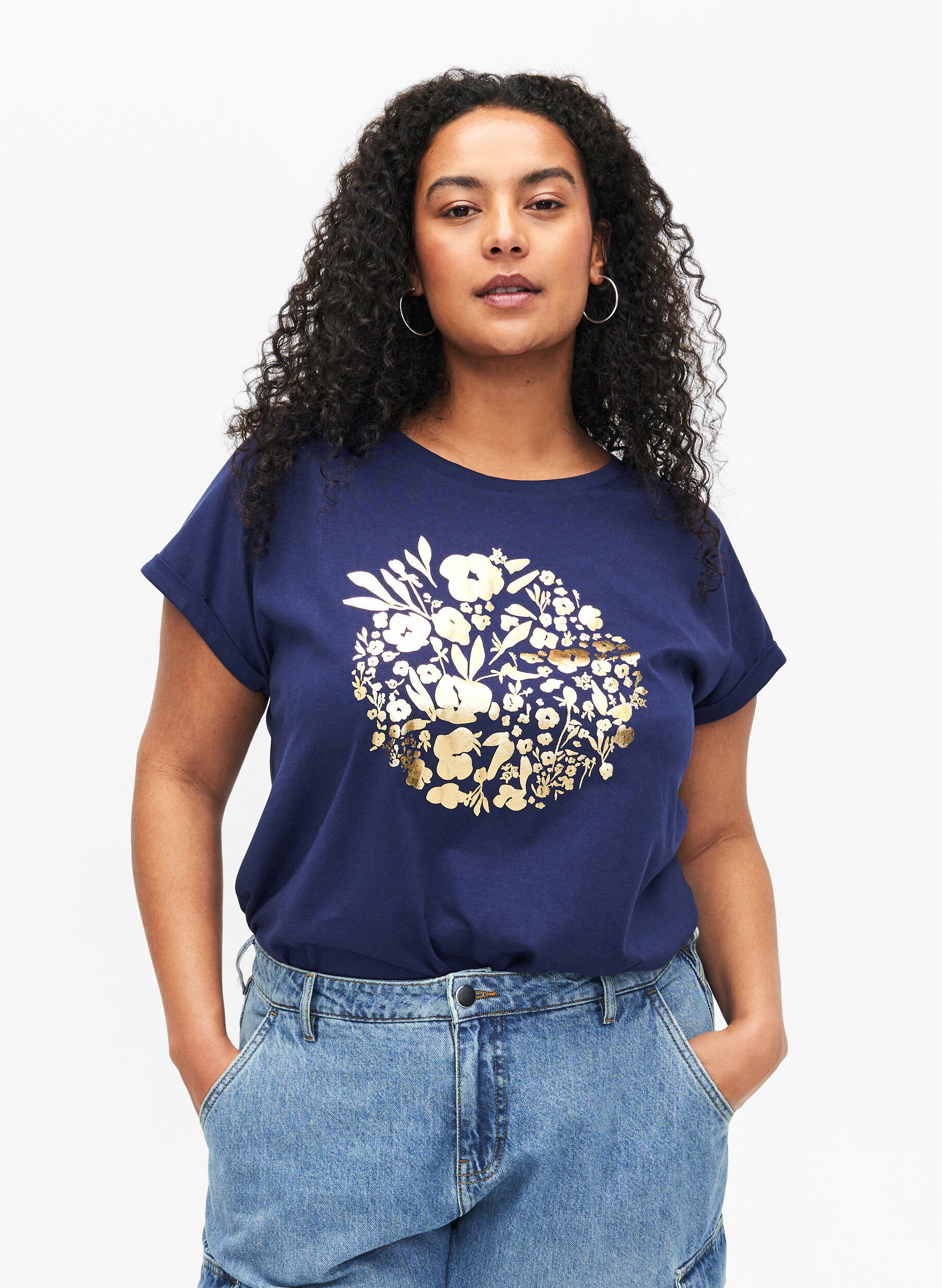Zizzi T-Shirt aus Bio-Baumwolle mit Golddruck, Med.Blue Gold Flower, Model image number 0