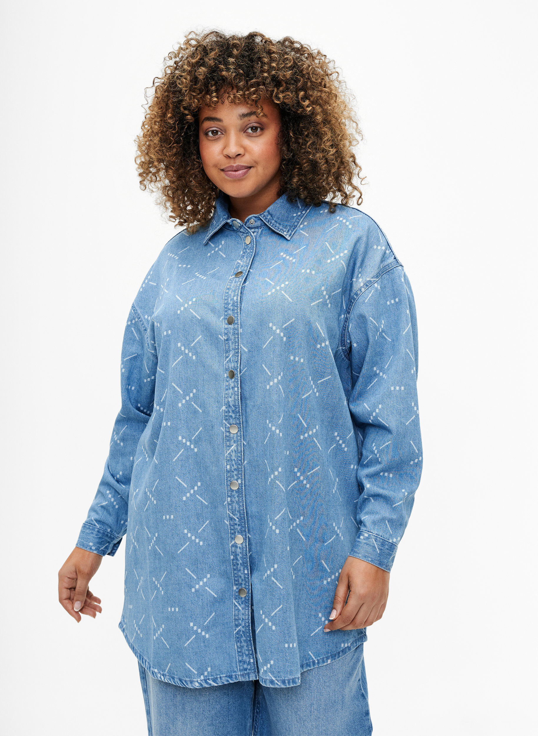 Zizzi Locker sitzende Denim-Jacke mit Muster, Light blue denim, Model image number 0
