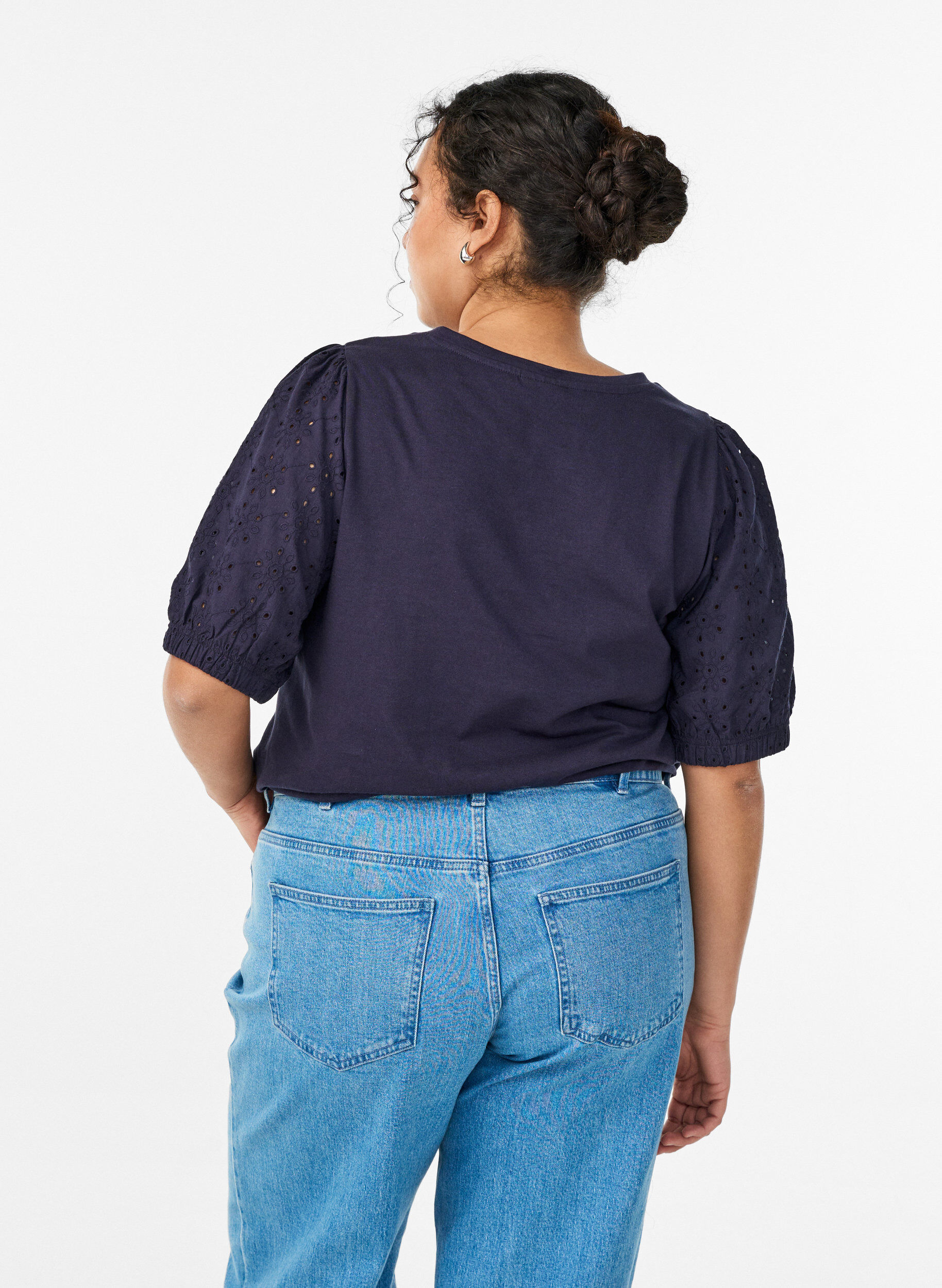 Zizzi T-Shirt mit &Auml;rmeln aus Broderie Anglaise, Blau, Model image number 2