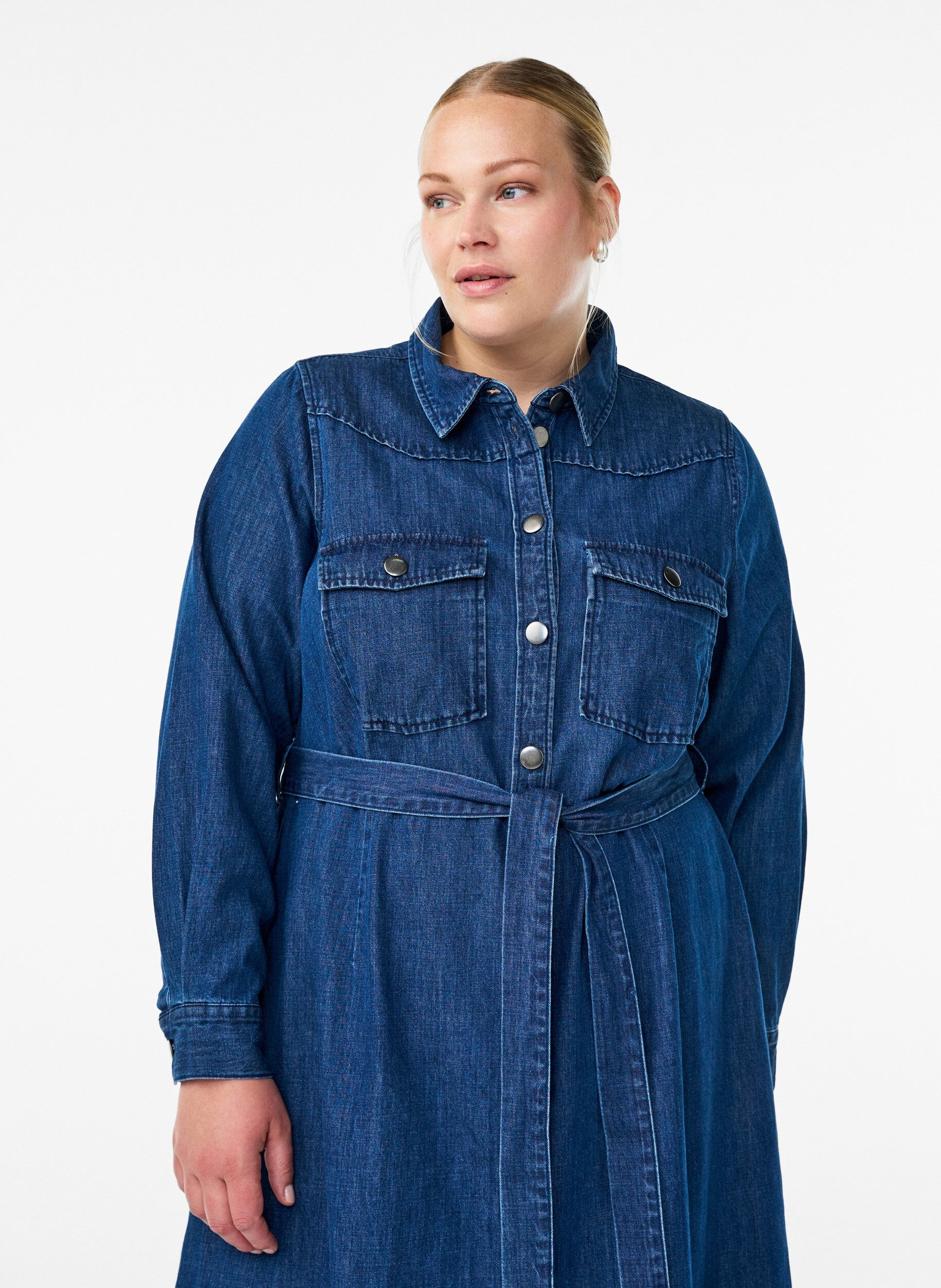 Zizzi Jeanskleid in Midi-L&auml;nge mit Bindeg&uuml;rtel, Blau, Model image number 2