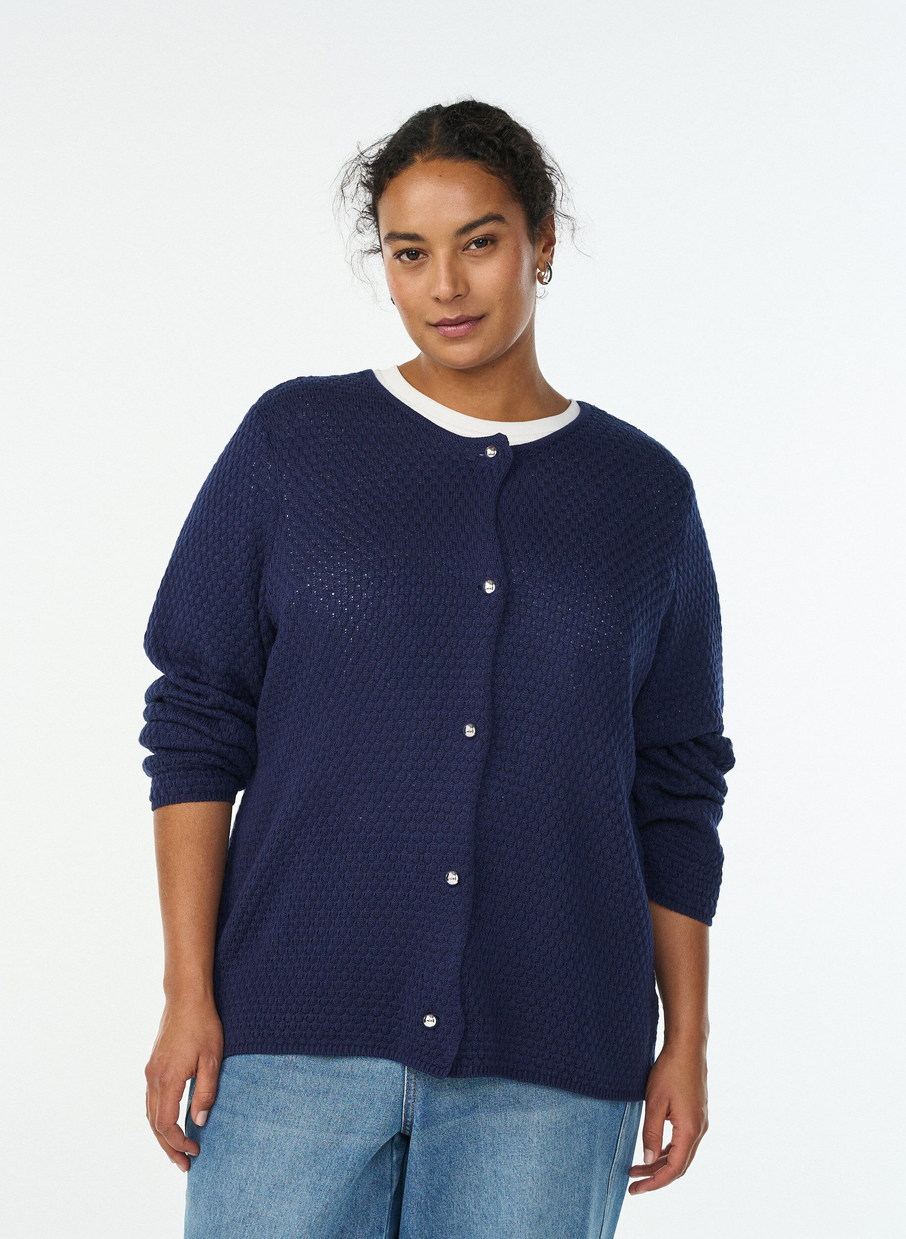 Zizzi Strickjacke aus Strukturstrick mit kugelf&ouml;rmigen Kn&ouml;pfen, Blau, Model image number 0