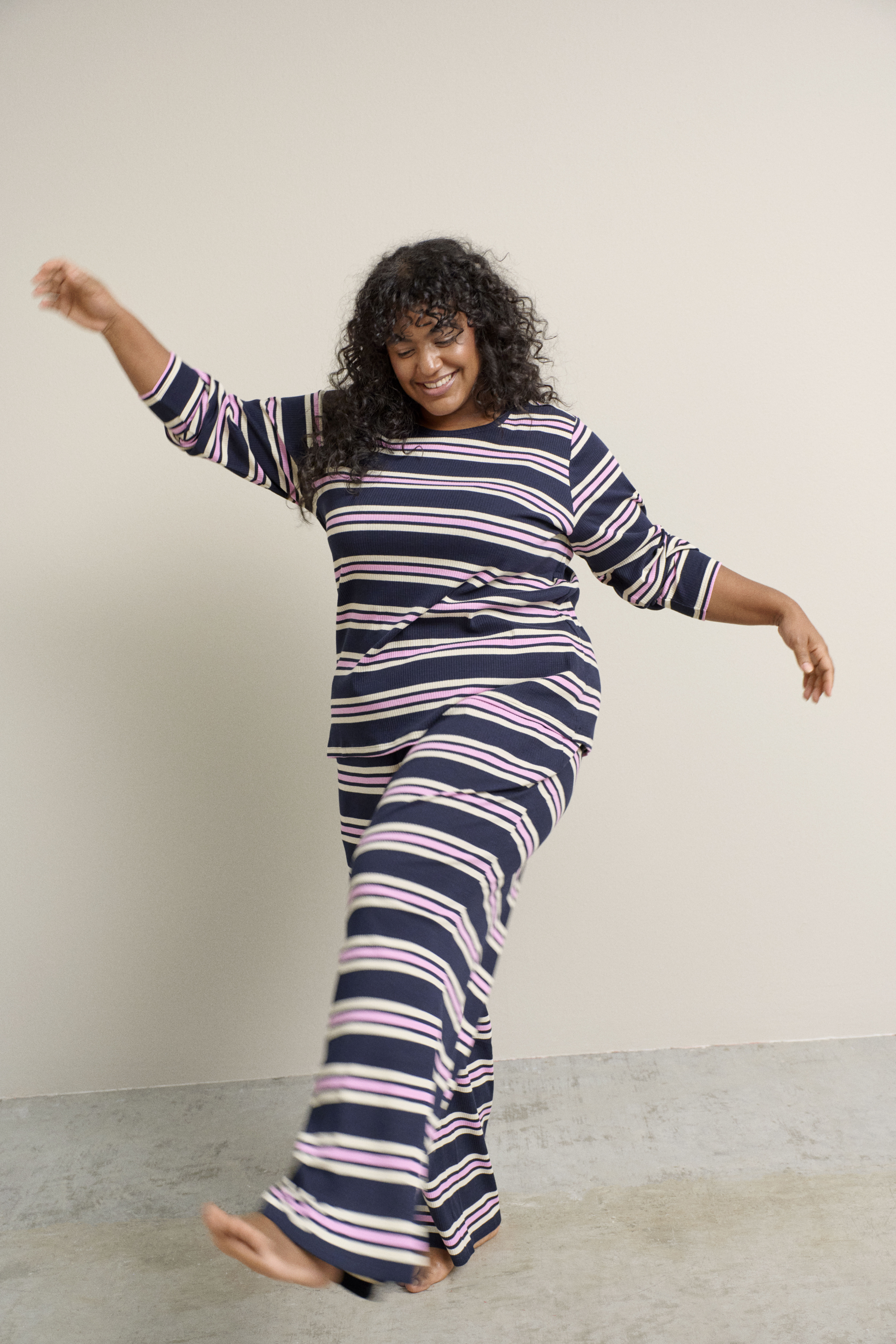 Nachthemd aus Rippjersey mit Streifen, , Model