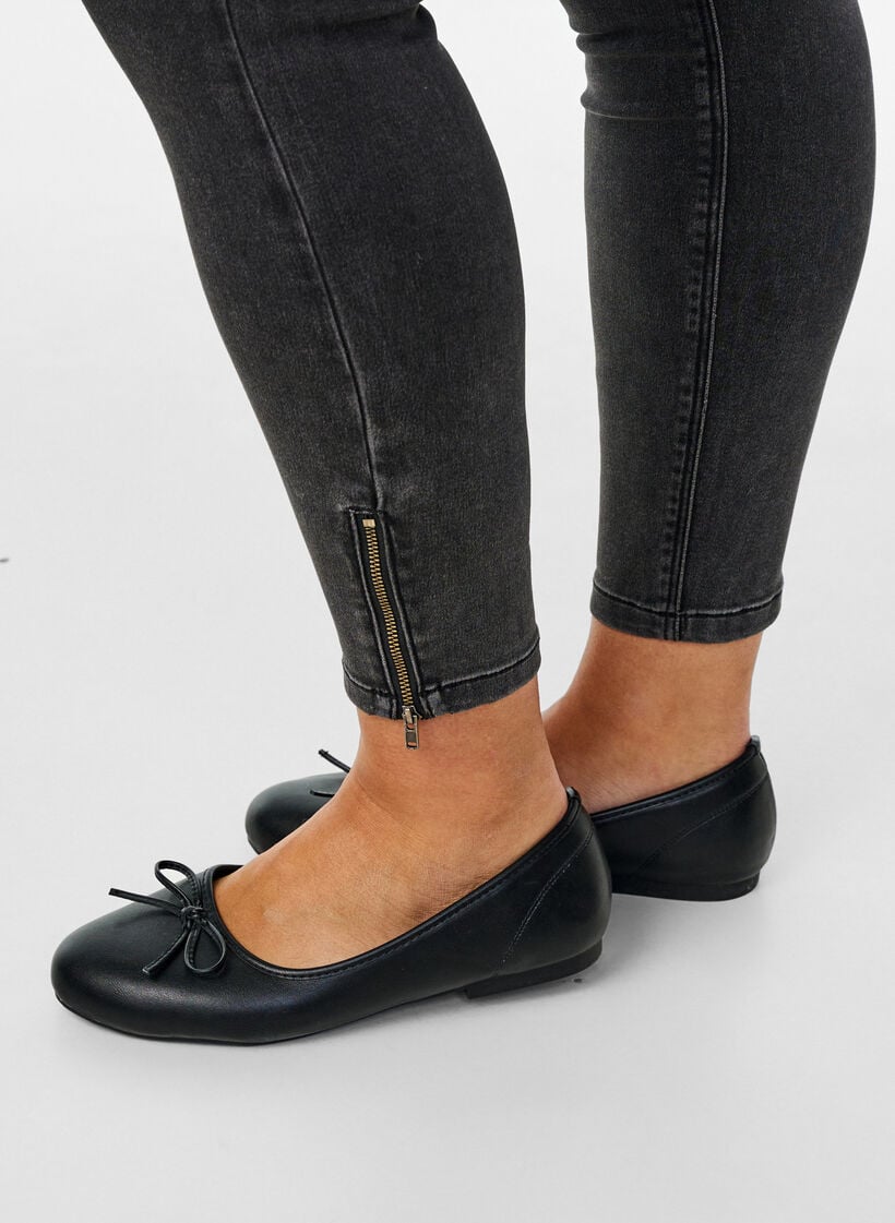 Cropped Amy Jeans mit Reißverschluss, Grau, Model image number 4