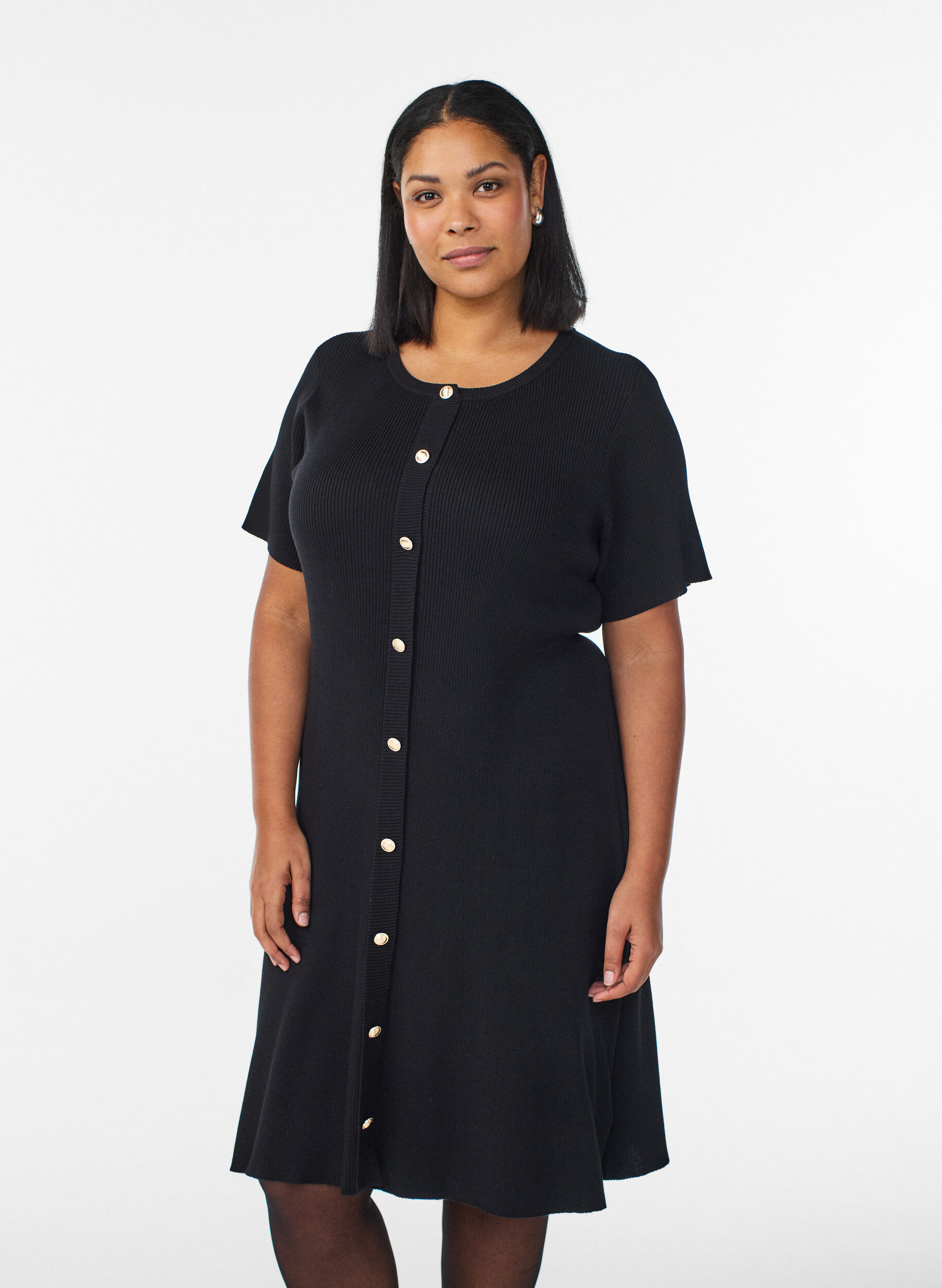 Geripptes Kleid mit Zierkn&ouml;pfen und kurzen &Auml;rmeln, Schwarz, Model