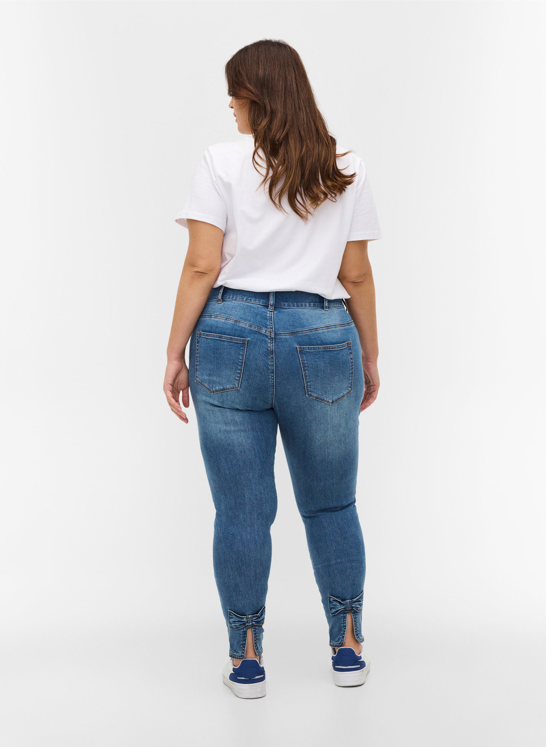 Zizzi Cropped Amy Jeans mit hoher Taille und Schleife, Blue denim, Model image number 1