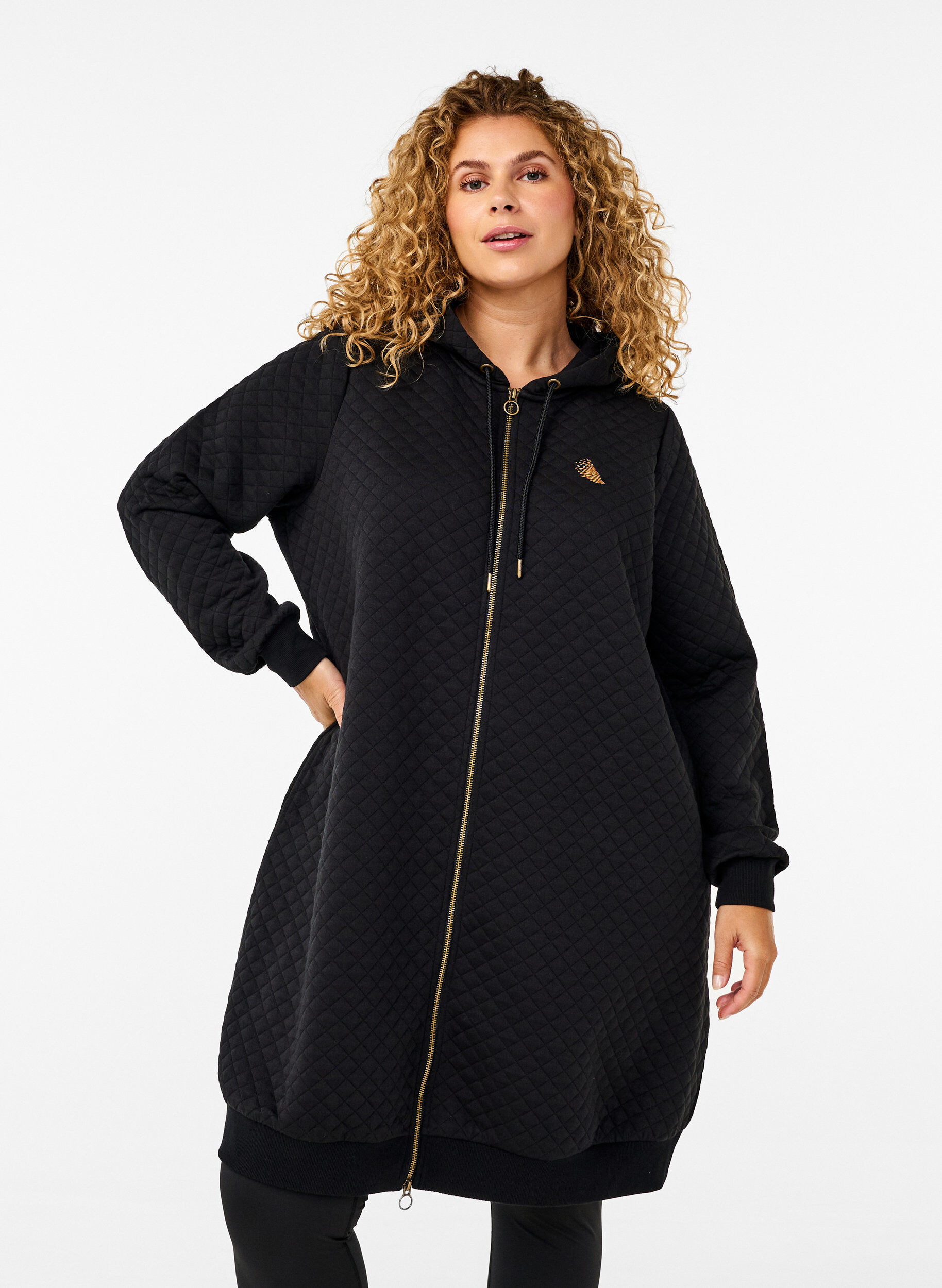 Lange gesteppte Sportstrickjacke mit Rei&szlig;verschluss, Schwarz, Model