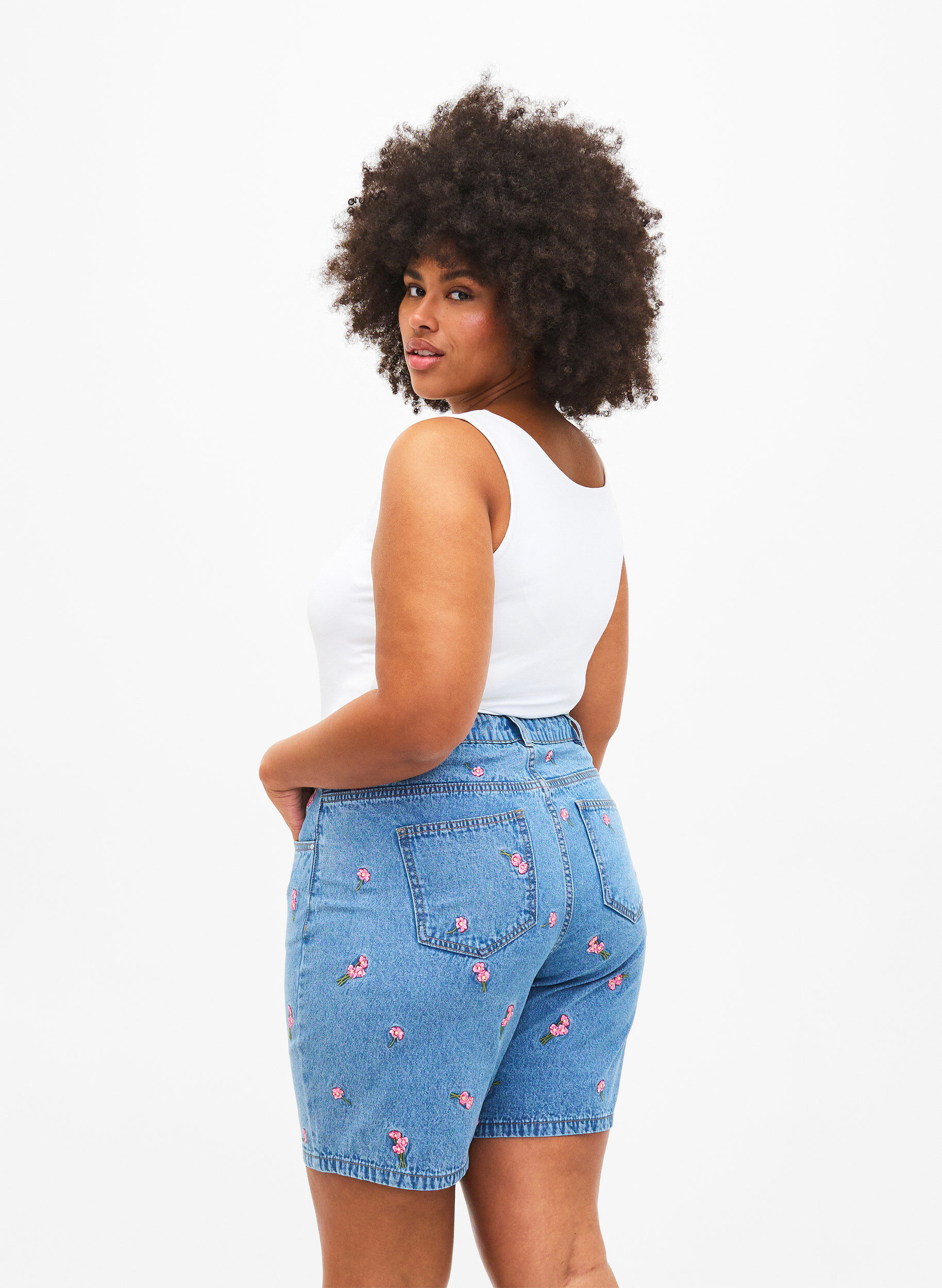 Zizzi Denim-Shorts mit aufgestickten Blumen, Blau, Model image number 2