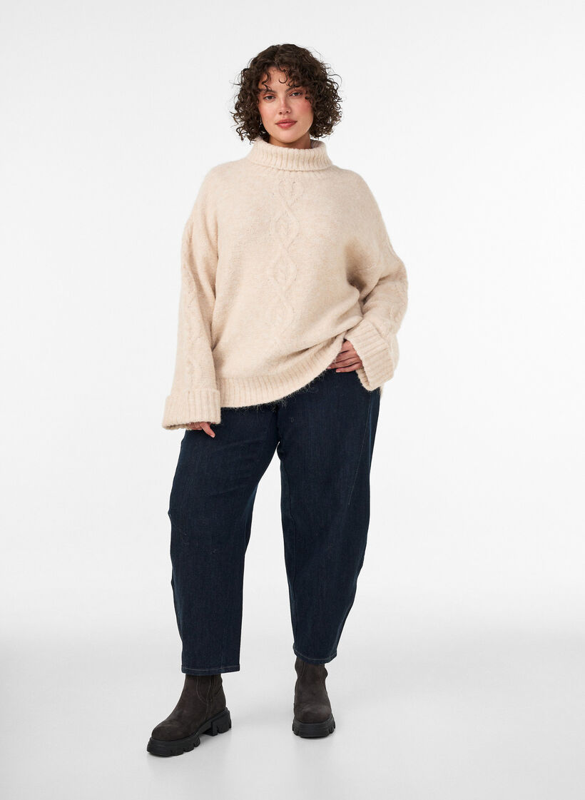 Pullover mit Rollkragen und Zopfmuster, Vanille, Model