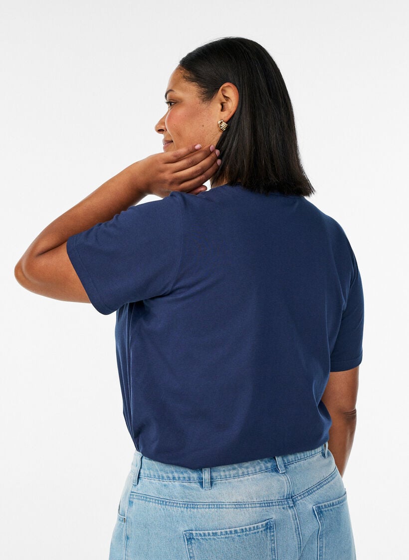 T-Shirt aus Bio-Baumwolle mit Lochstickerei, Blau, Model image number 2