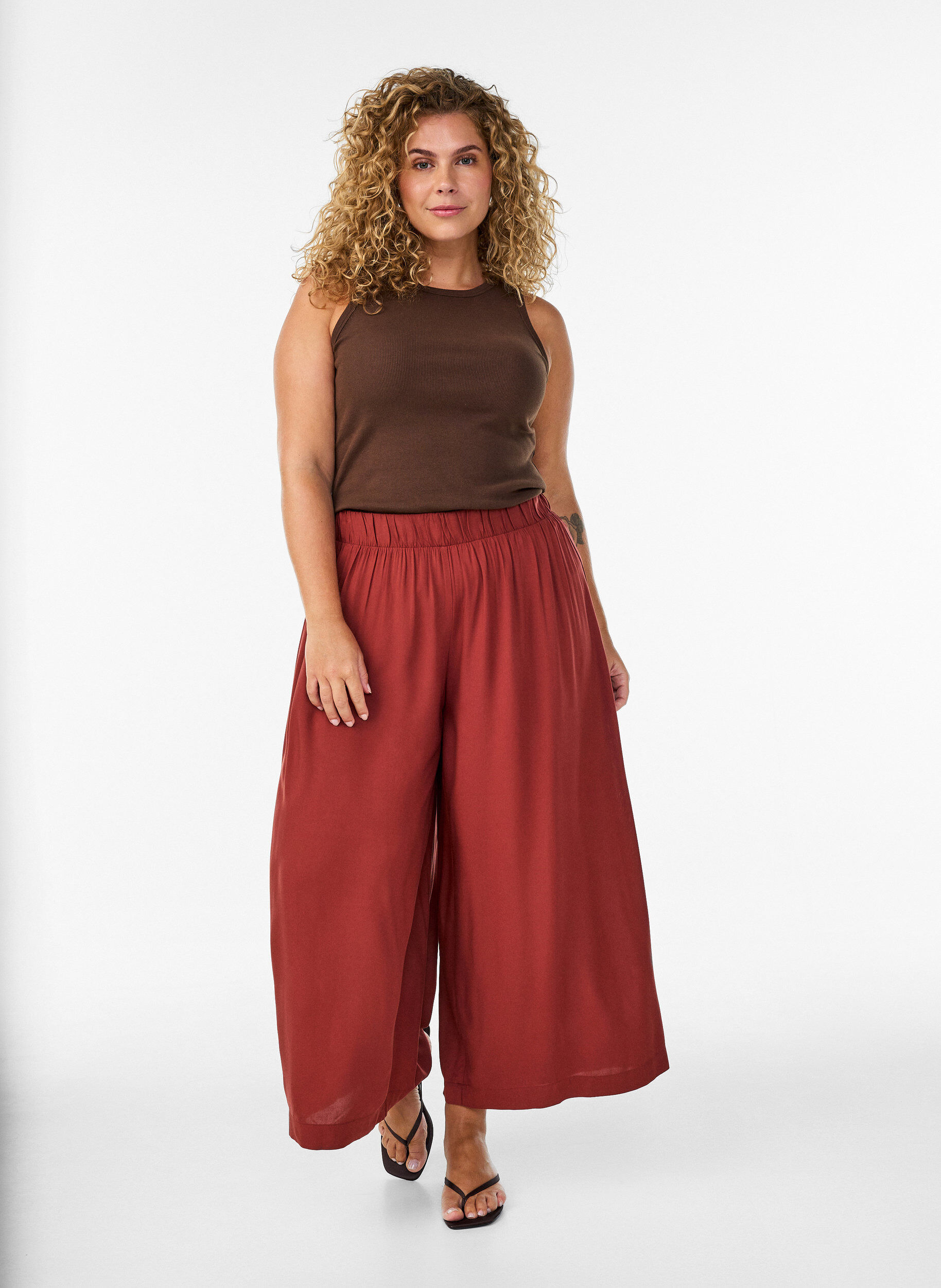 Culottes aus Viskose mit hoher Taille und weiten Beinen, Rot, Model