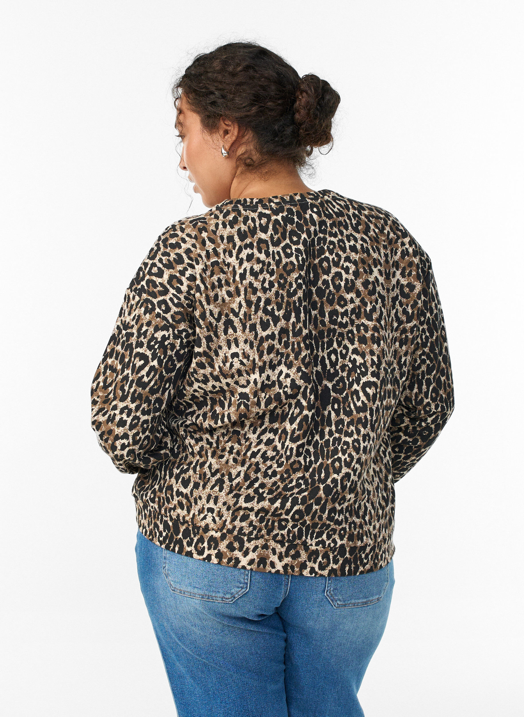 Zizzi Sweatshirt mit Leopardenmuster und Statement-Print, Braun, Model image number 2