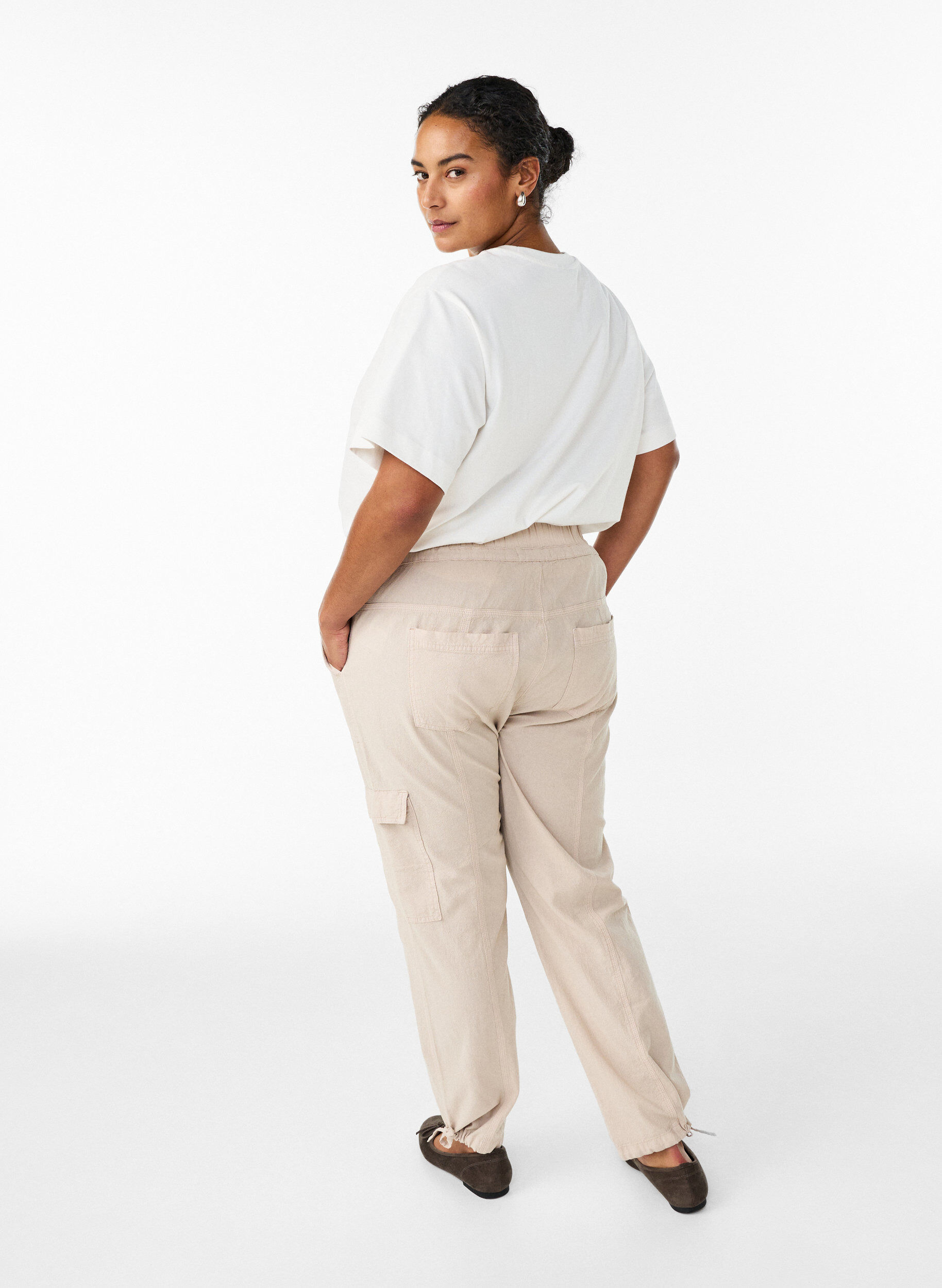 Zizzi Lockere Cargohose aus Baumwolle, Beige, Model image number 1