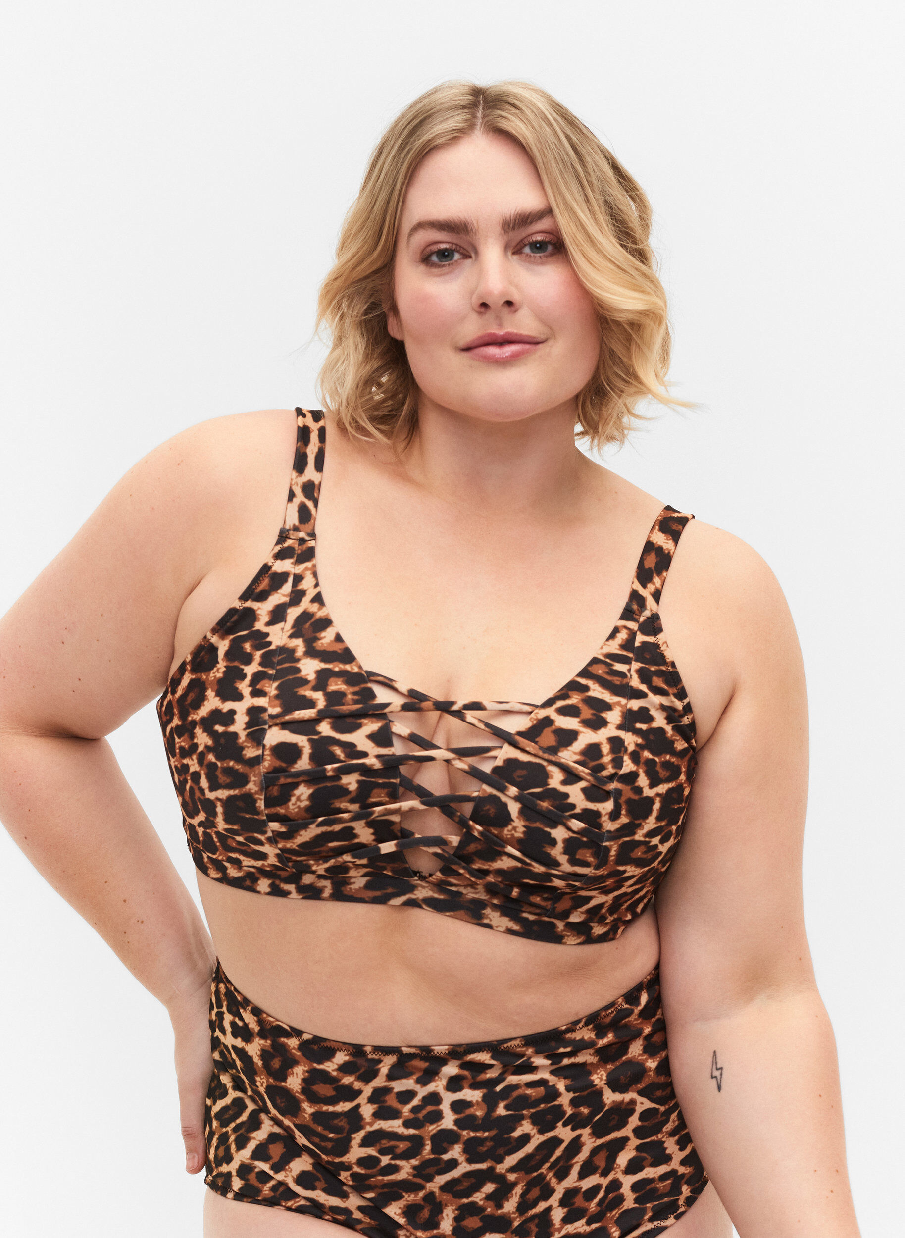 Zizzi Bikini-BH mit Leopardenmuster und String-Detail, Autentic Leopard, Model image number 0
