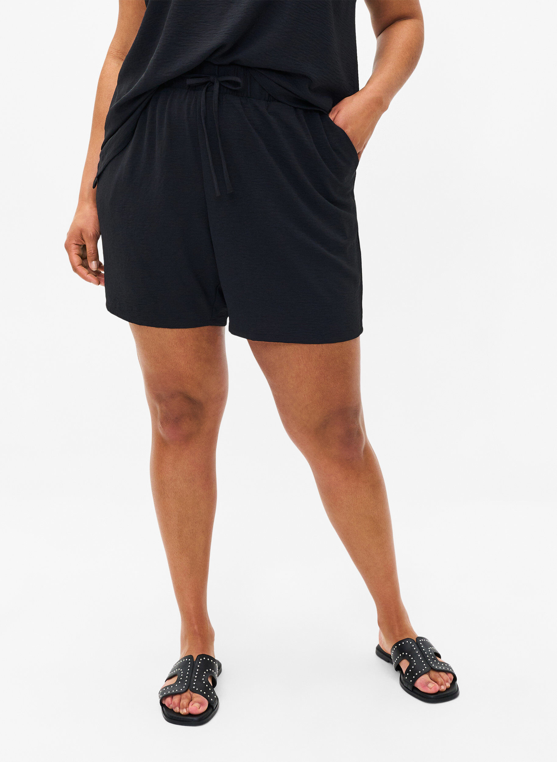 Zizzi Kurze Hose mit Taschen und elastischem Bund, Schwarz, Model image number 3