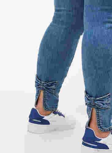 Cropped Amy Jeans mit hoher Taille und Schleife, Blue denim, Model image number 2