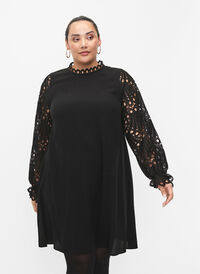 Kleid aus Viskose mit crochet Ärmeln, Black, Model