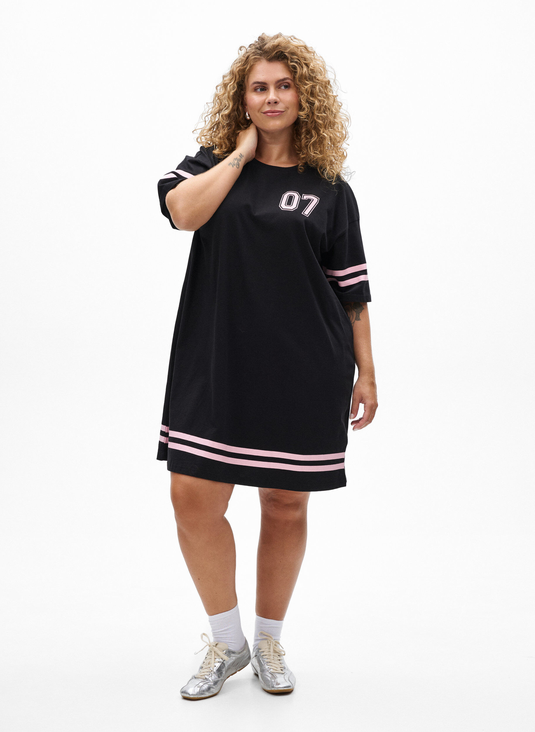 Zizzi Sportliches T-Shirtkleid aus Baumwolle., Schwarz, Model image number 1