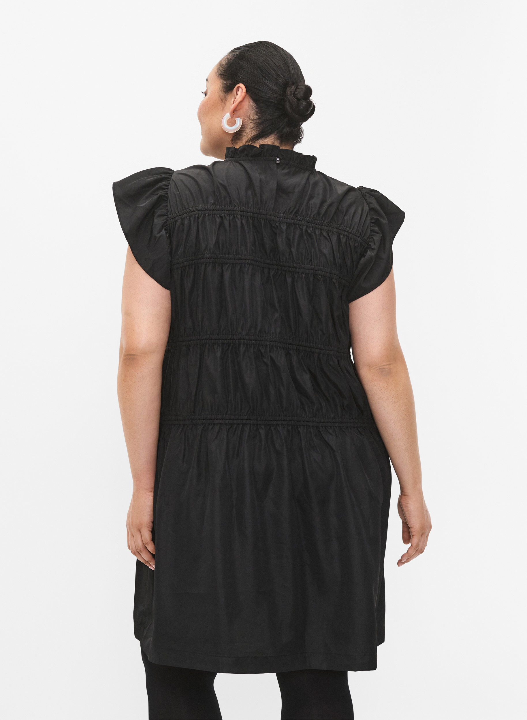 Zizzi Kleid mit R&uuml;schen und elastischen Schnittlinien, Black, Model image number 1