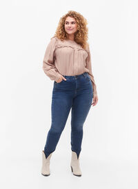 Super schlanke Amy Jeans mit hoher Taille, Blue denim, Model