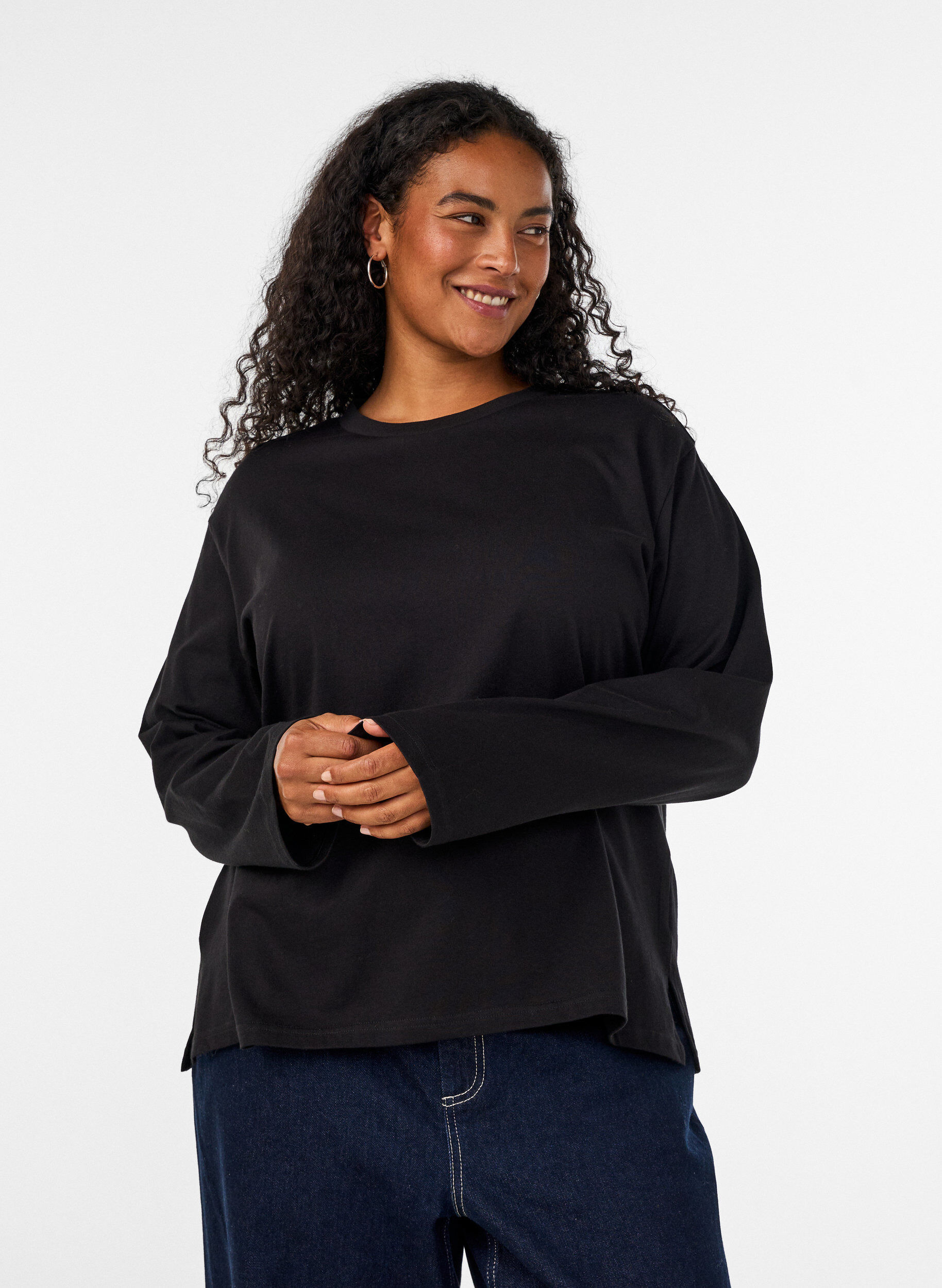 Basic T-Shirt mit langen &Auml;rmeln, Schwarz, Model