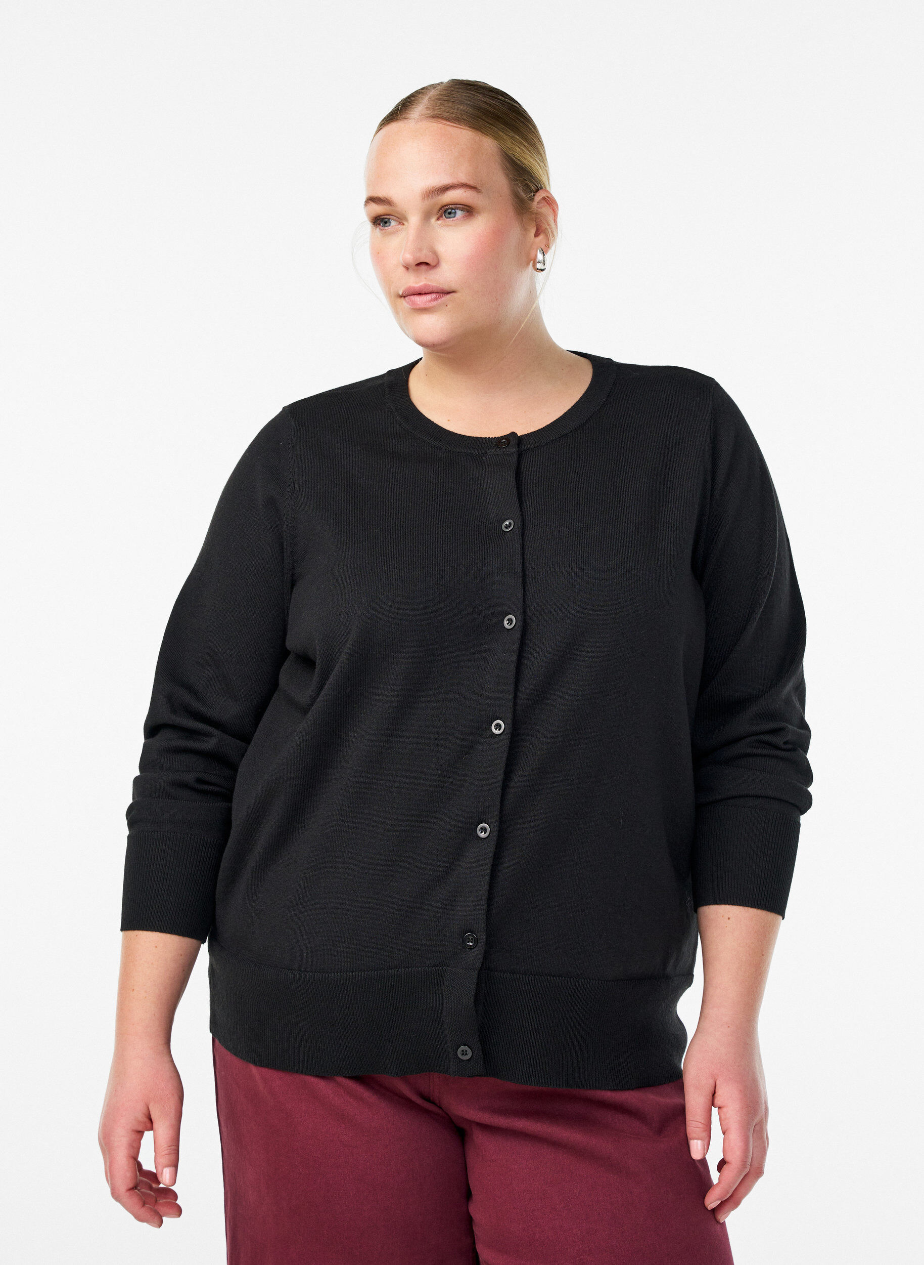 Feinstrick-Strickjacke mit Rundhalsausschnitt, Schwarz, Model