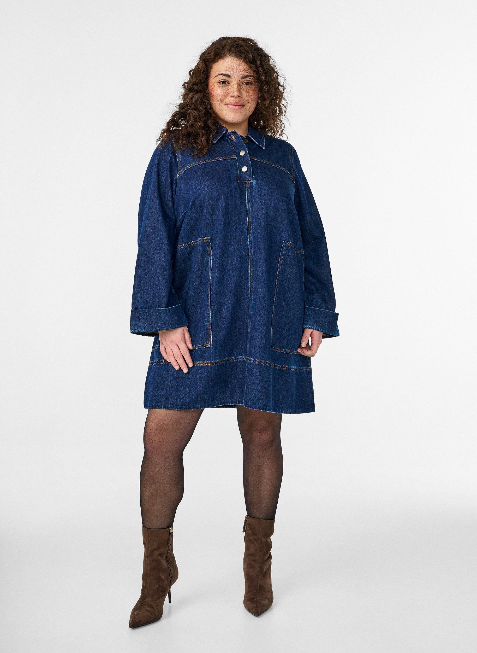 Kurzes Jeanskleid mit Kragen und Knopfleiste, Blau, Model