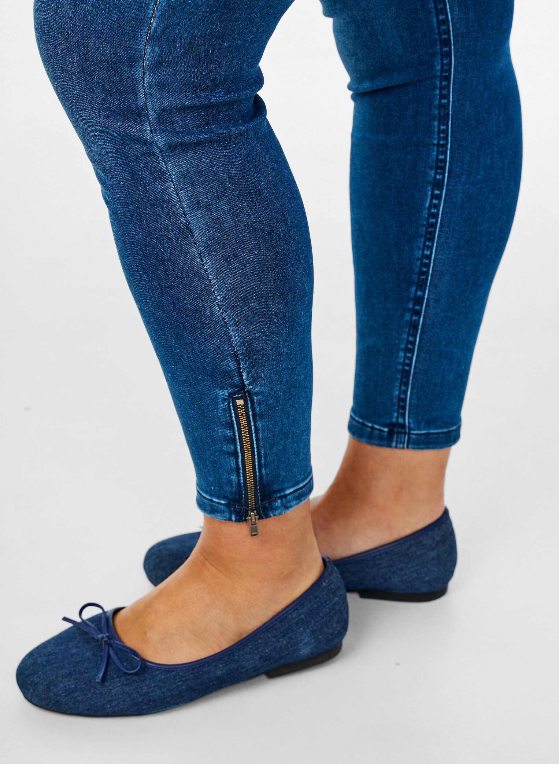 ZizziCropped Amy Jeans mit Rei&szlig;verschluss, Blau, Model image number 2