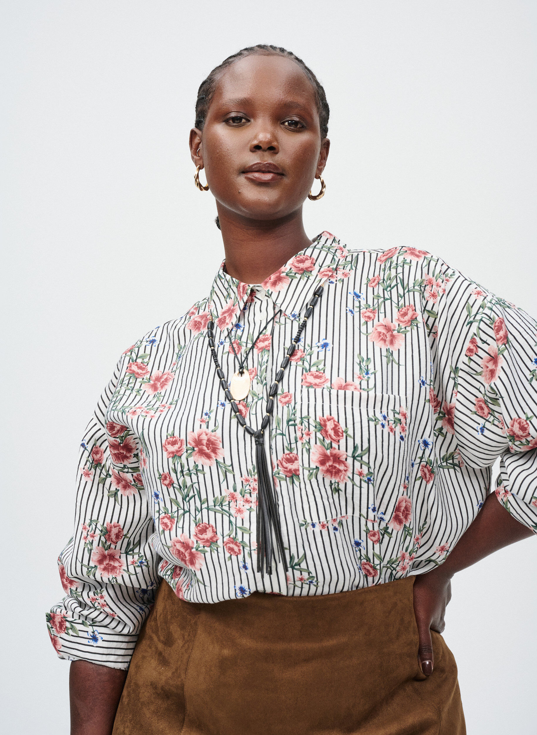 Zizzi Bluse mit gebl&uuml;mtem Print und schmalen Streifen, Schwarz, Image image number 0