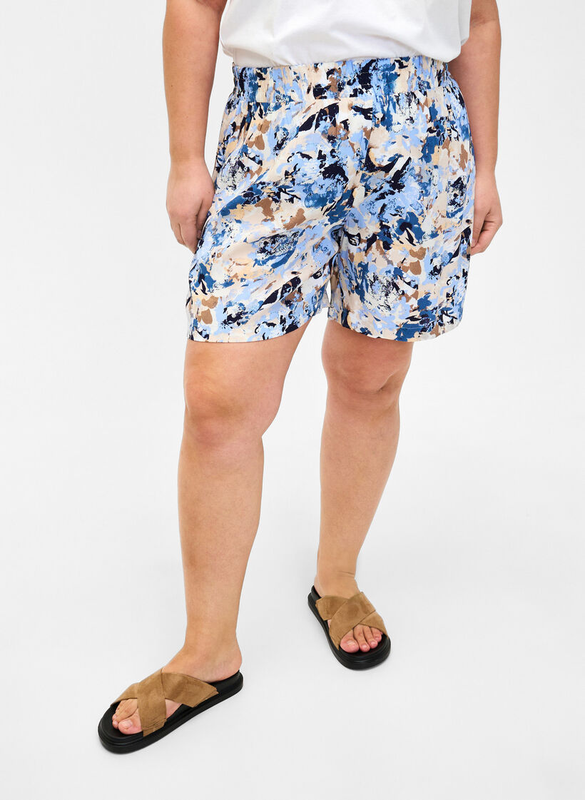 Locker sitzende Shorts aus Viskose, Blue Graphic AOP, Model image number 2