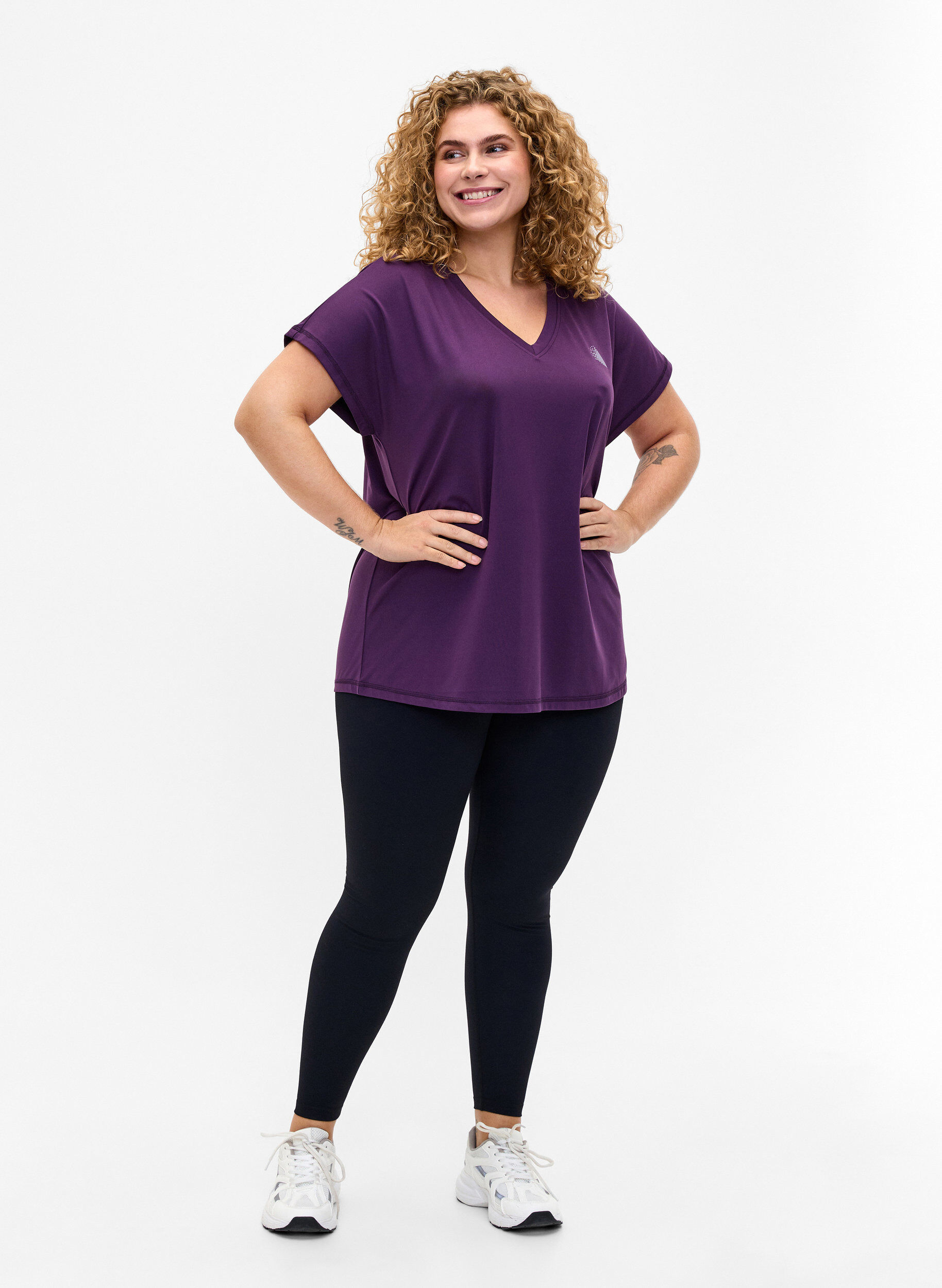 Zizzi Lockeres Trainings-T-Shirt mit V-Ausschnitt, Purple Pennant, Model image number 2