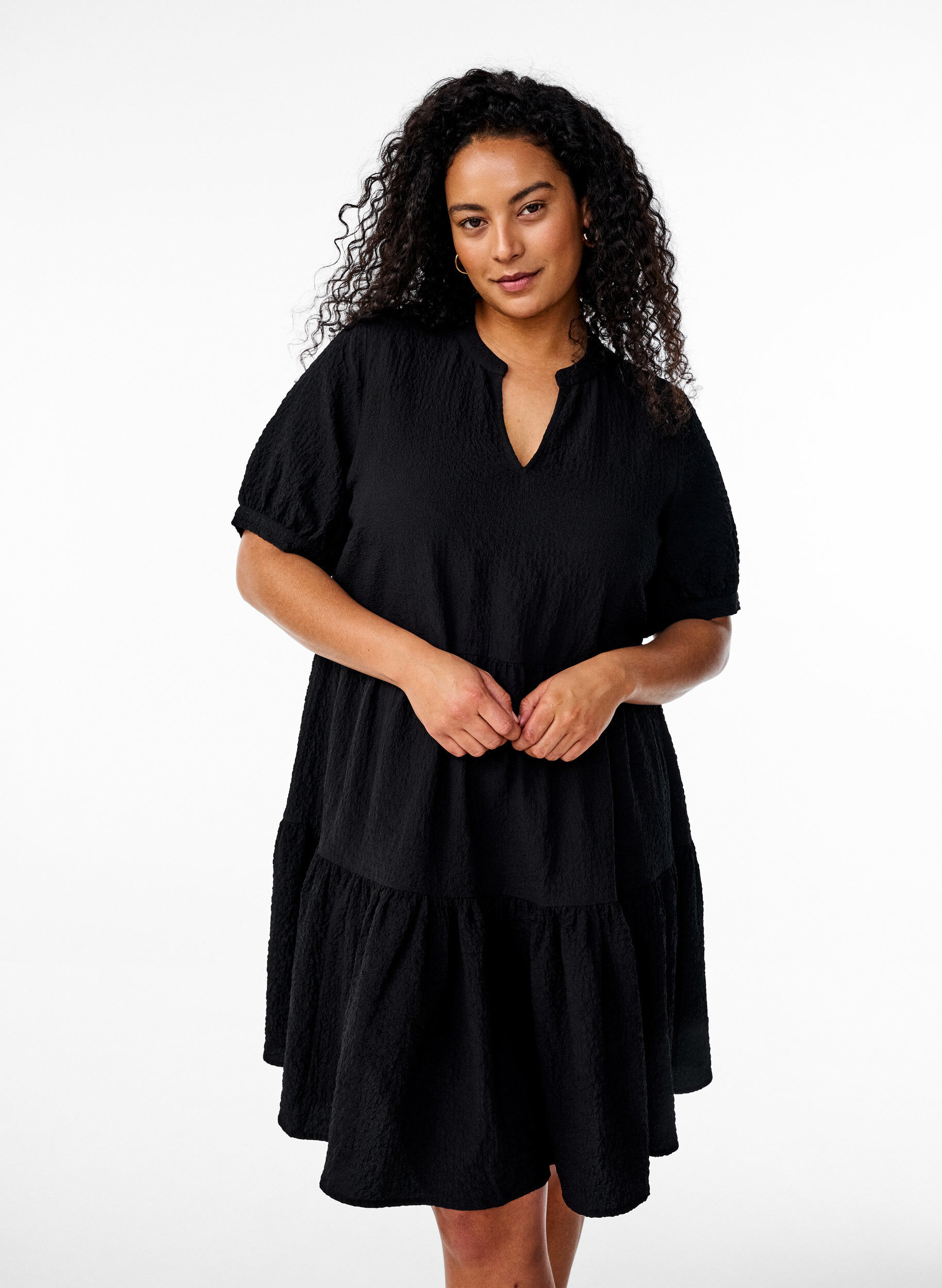 Kurzes A-Linien-Kleid, Schwarz, Model