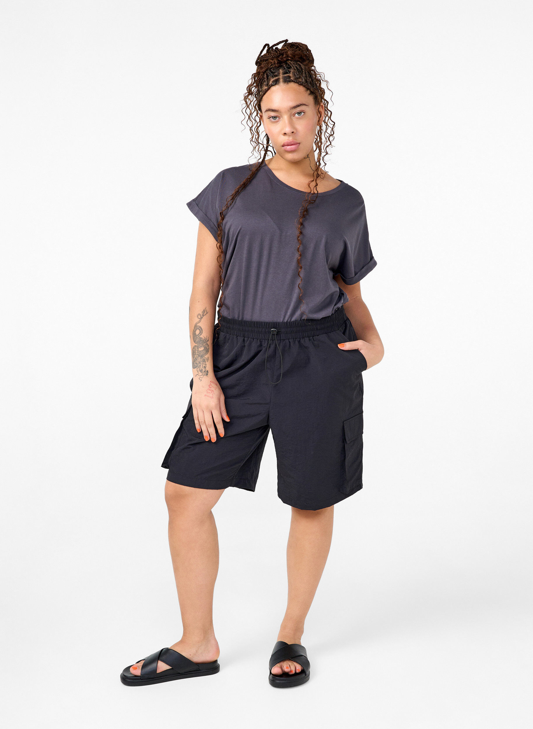 Zizzi T-Shirt aus Baumwollmischung mit kurzen &Auml;rmeln, Grau, Model image number 1