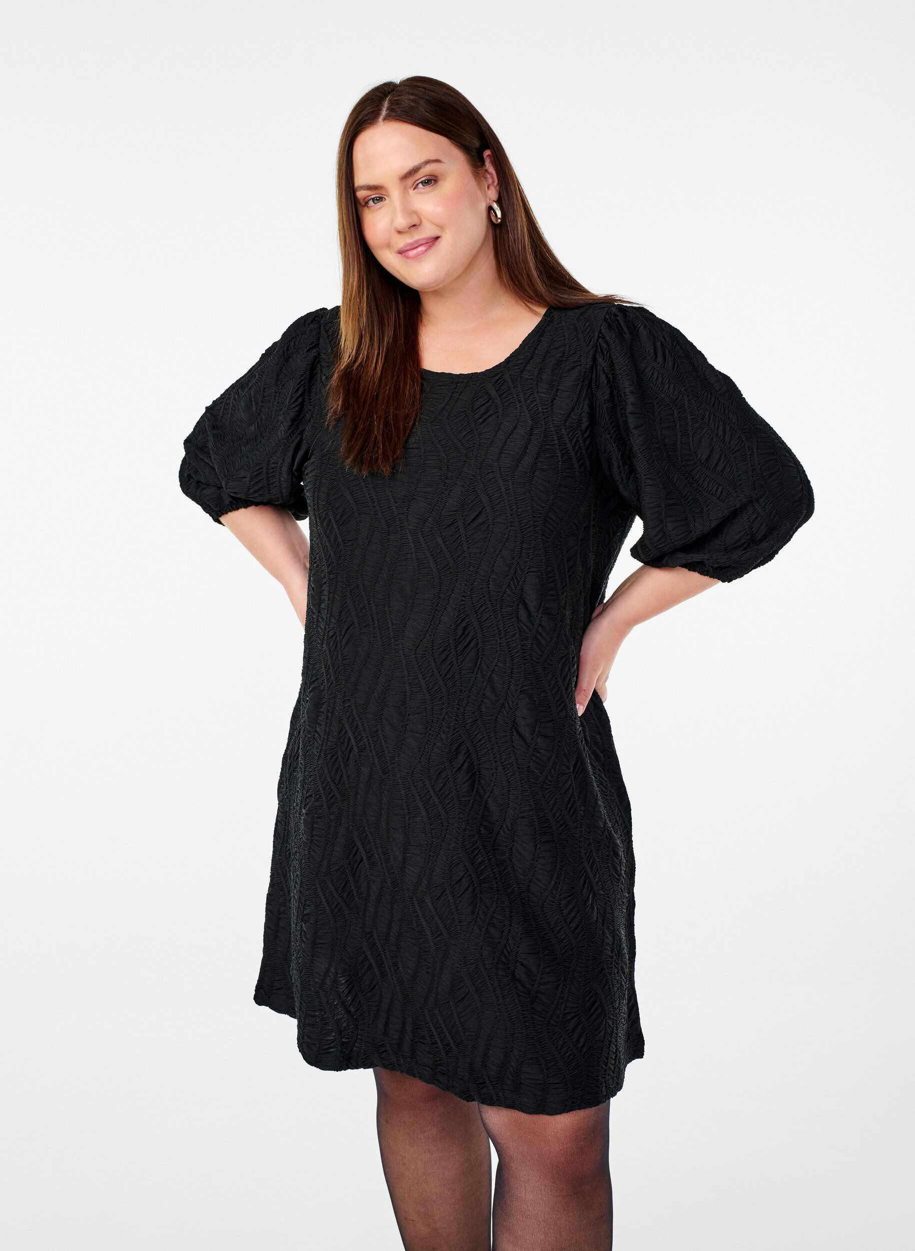 Zizzi Kurzes Kleid mit Struktur und 3/4-&Auml;rmeln, Schwarz, Model image number 0