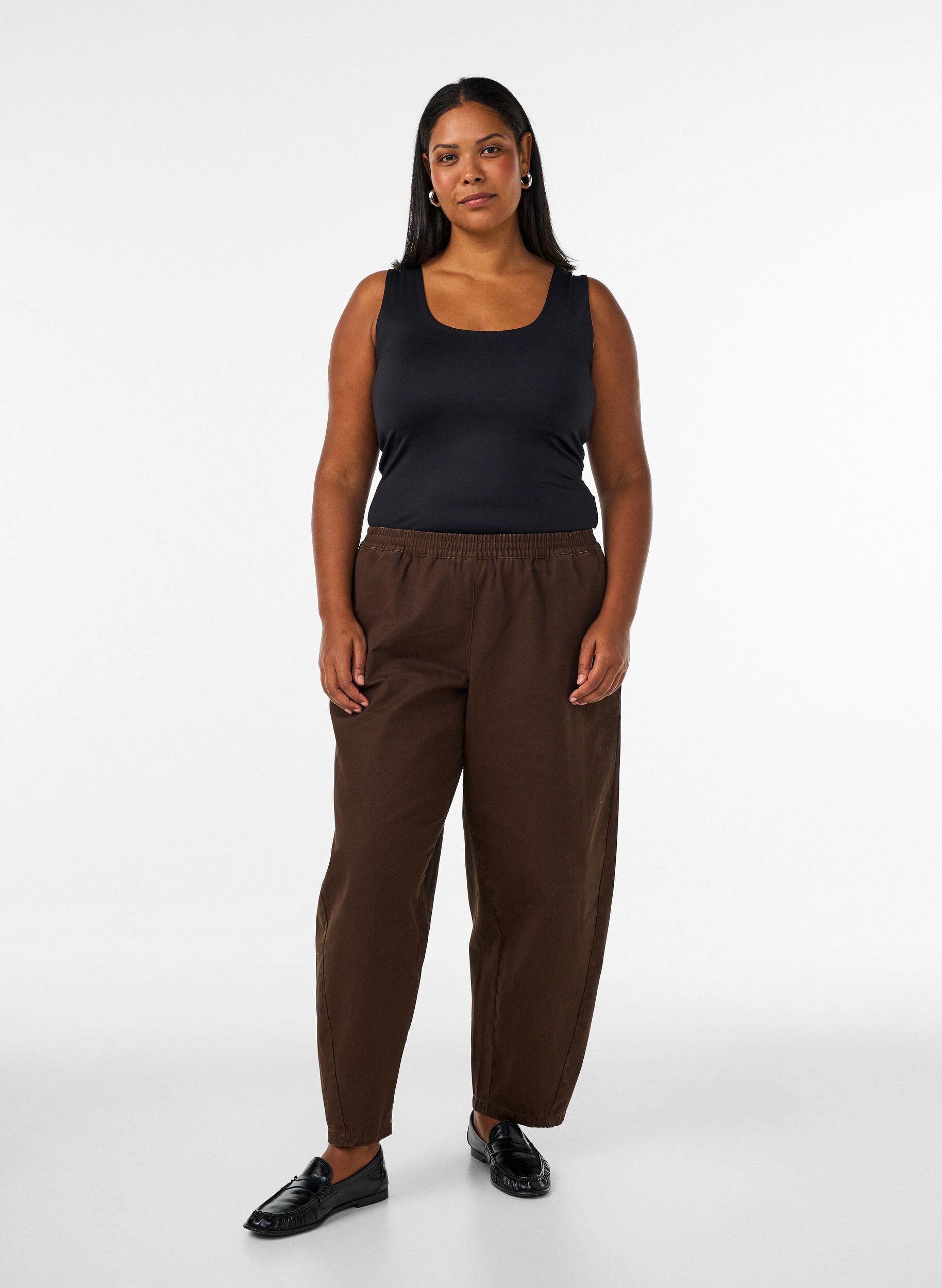 ZizziFigurbetontes Basic-Top aus glattem Stoff, Schwarz, Model image number 1