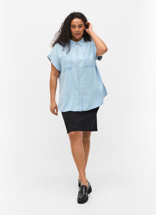 Hemdbluse mit kurzen Ärmeln und Brusttaschen, Light blue denim, Model image number 2