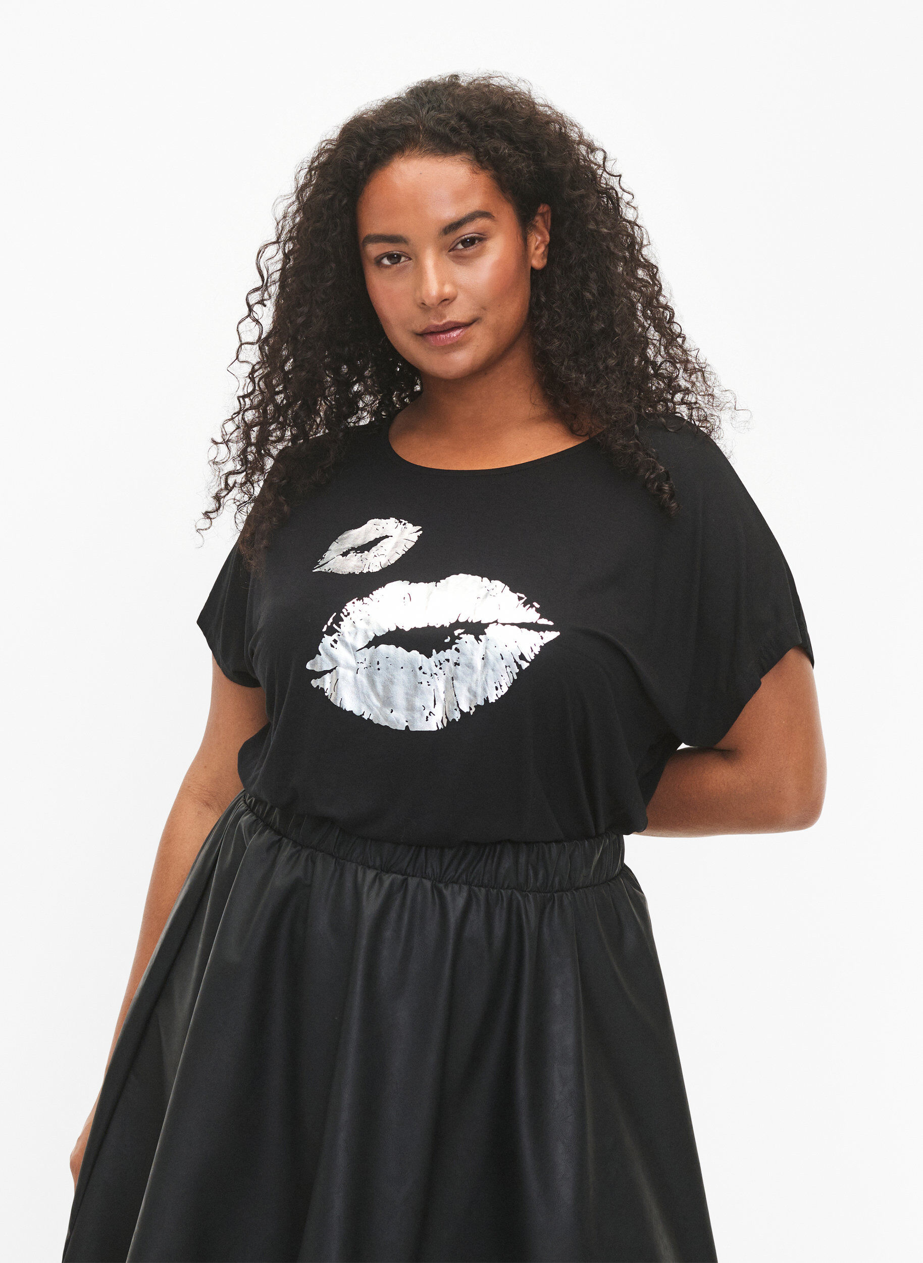 Zizzi Kurz&auml;rmeliges Viskose-T-Shirt mit Druck, Black W. Lips, Model image number 0