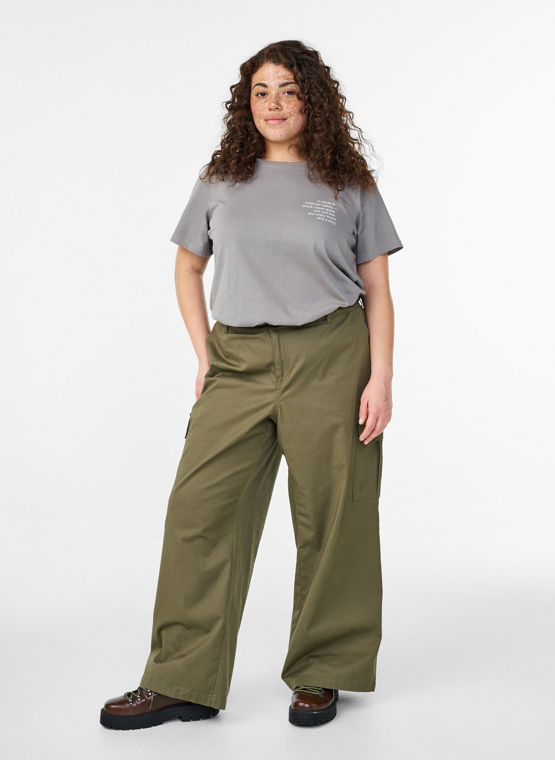 Zizzi T-Shirt aus Baumwolle mit Print auf Vorder- und R&uuml;ckseite, Grau, Model image number 1