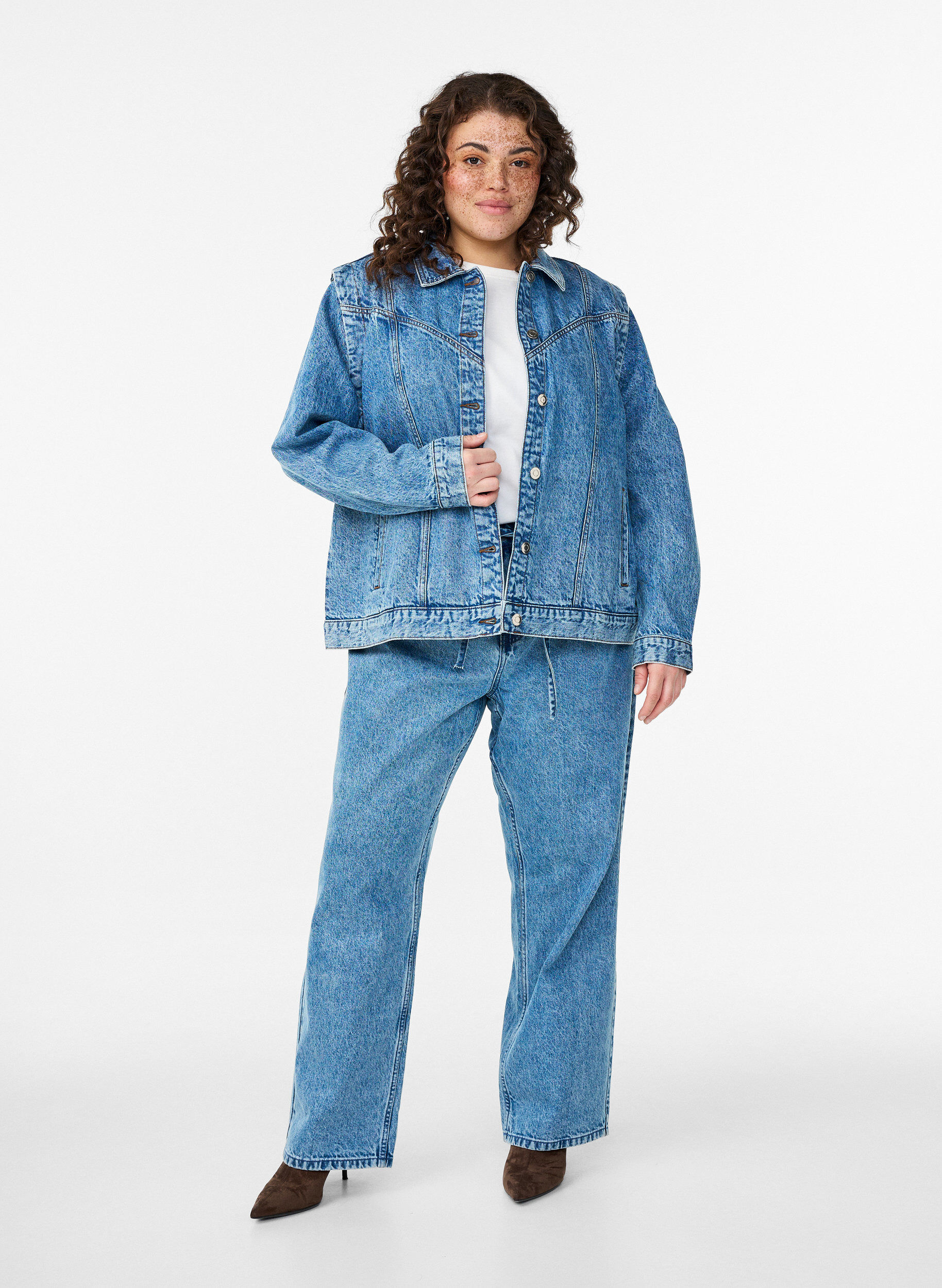 Zizzi Jeansjacke mit abnehmbaren &Auml;rmeln, Blau, Model image number 1
