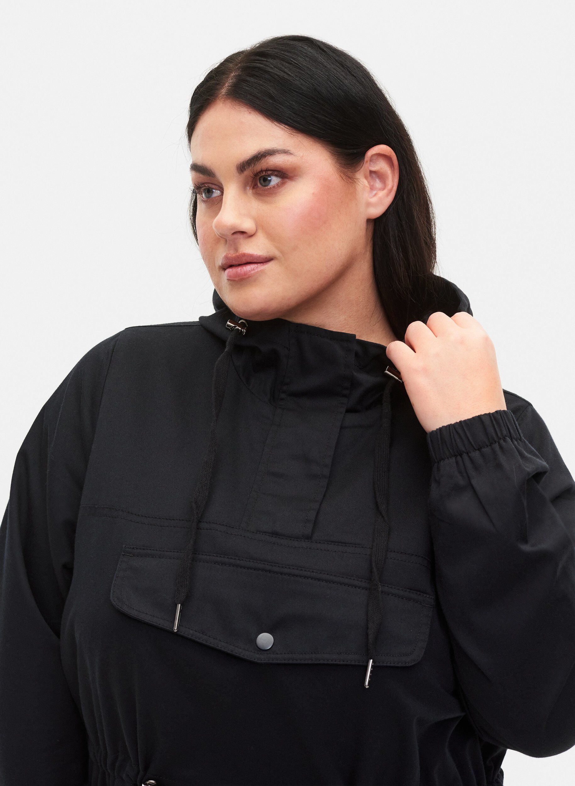 Zizzi Anorak mit Kapuze und Taschen, Black, Model image number 2