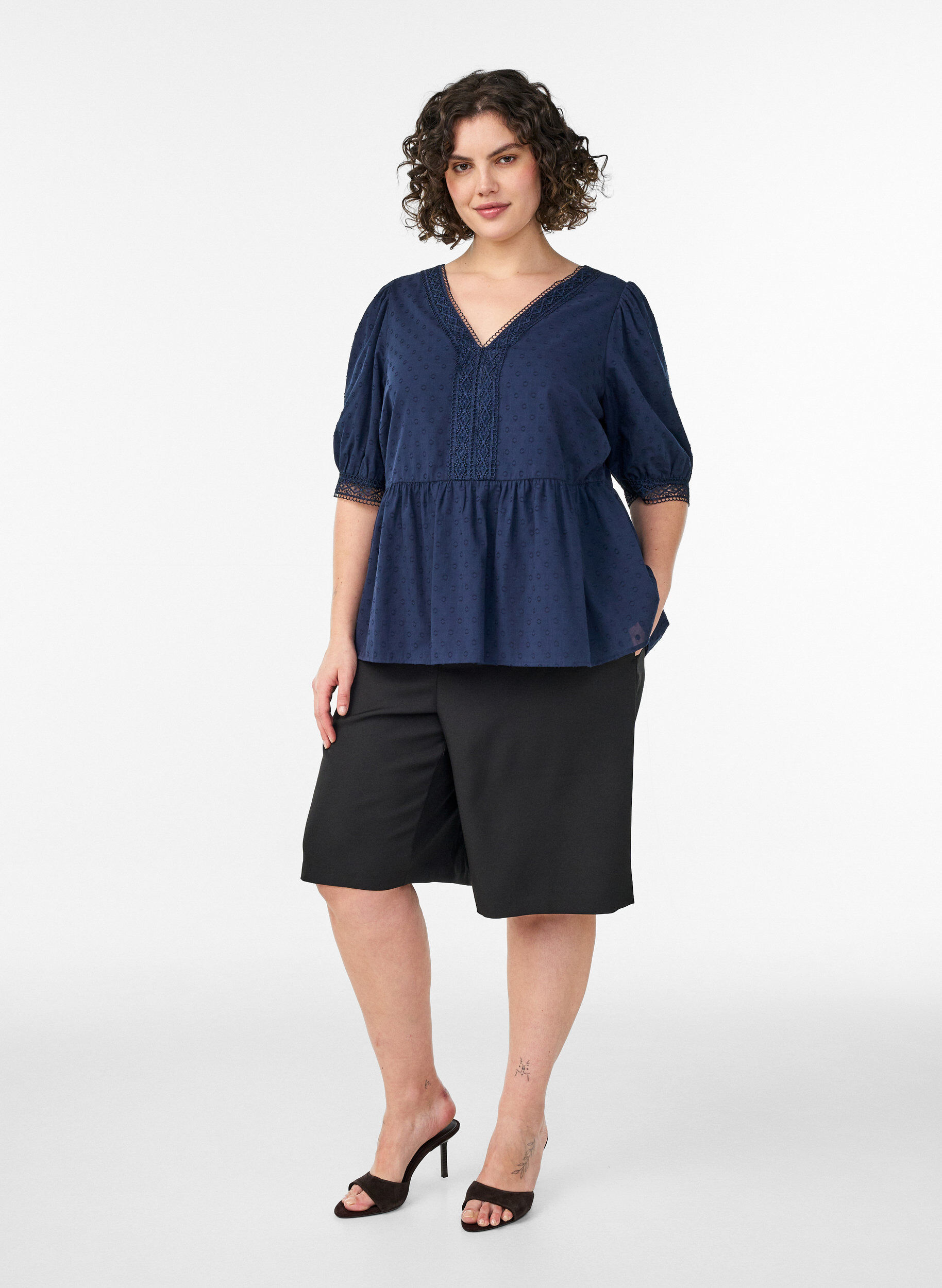 Zizzi Bluse aus strukturierter Baumwolle mit H&auml;keldetails, Blau, Model image number 1