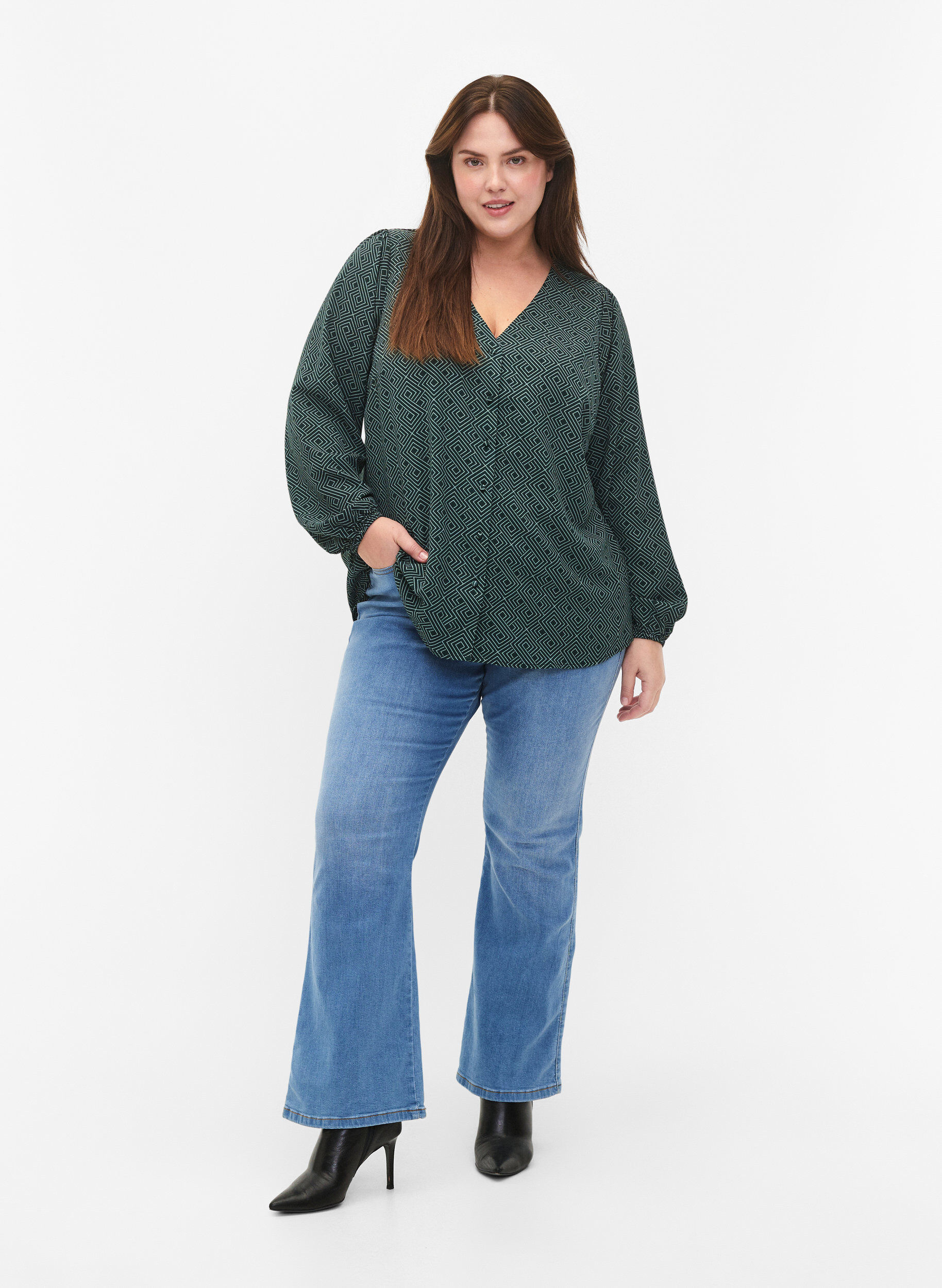 Zizzi  Hemdbluse mit V-Ausschnitt und Aufdruck, Scarab Graphic AOP, Model image number 2