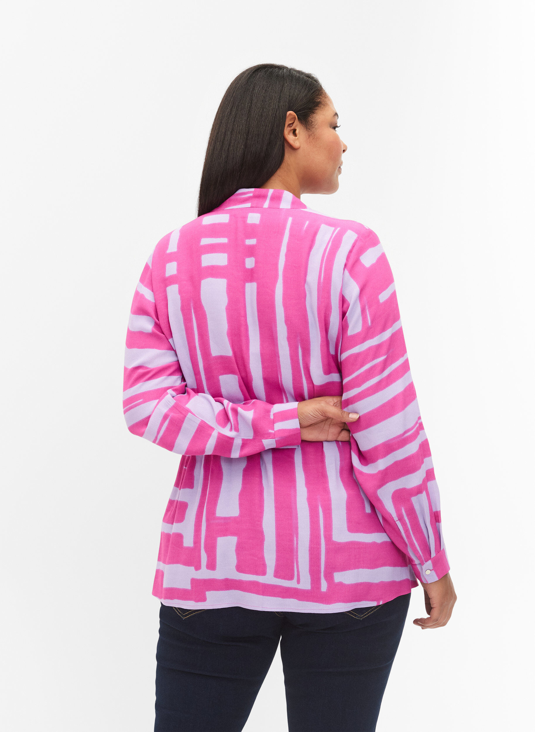 Zizzi Bedruckte Wickelbluse aus Viskose, Rose Violet AOP, Model image number 1