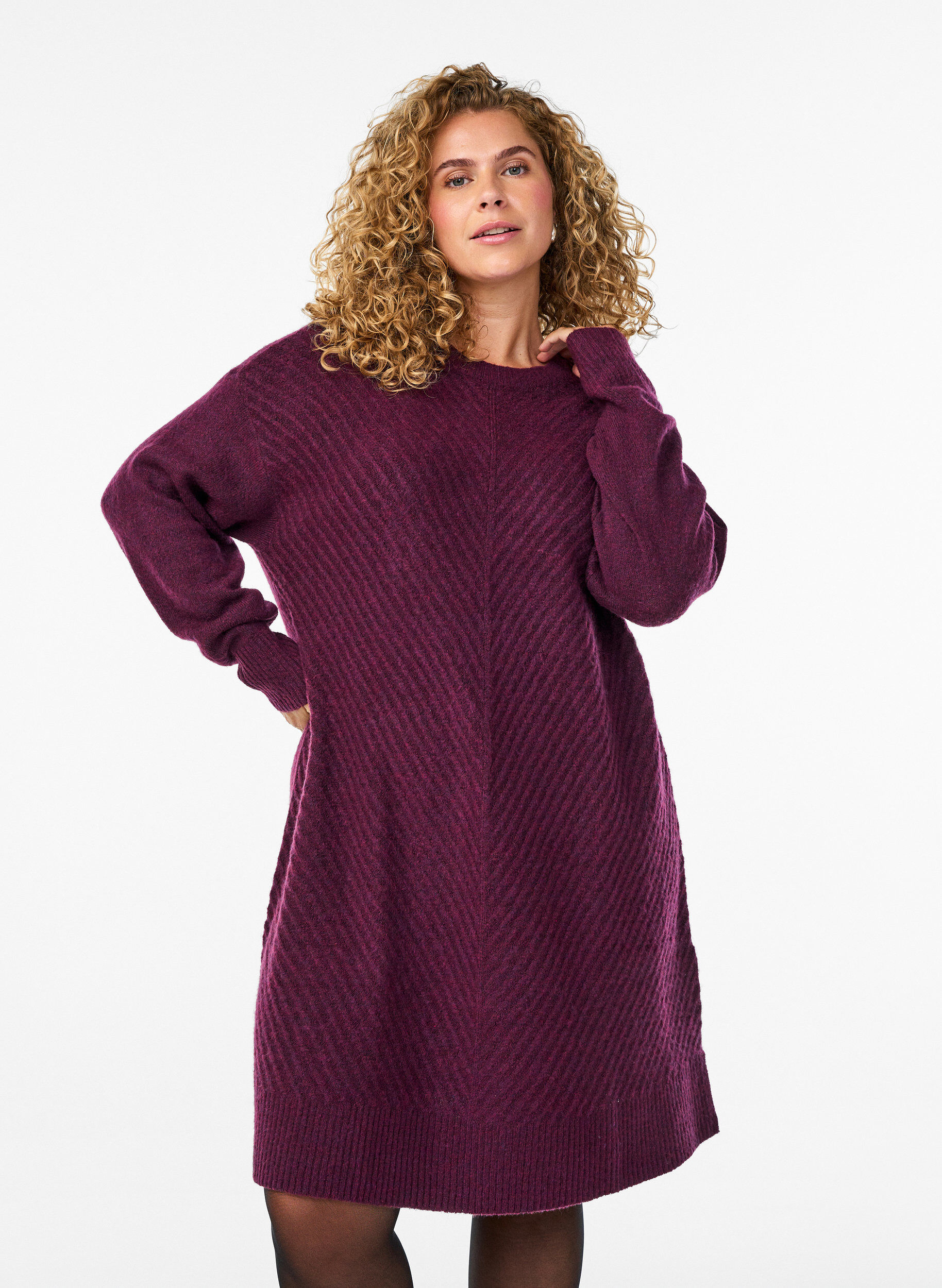 Zizzi Kurzes Strickkleid mit V-f&ouml;rmigem Strukturmuster, Lila, Model image number 0