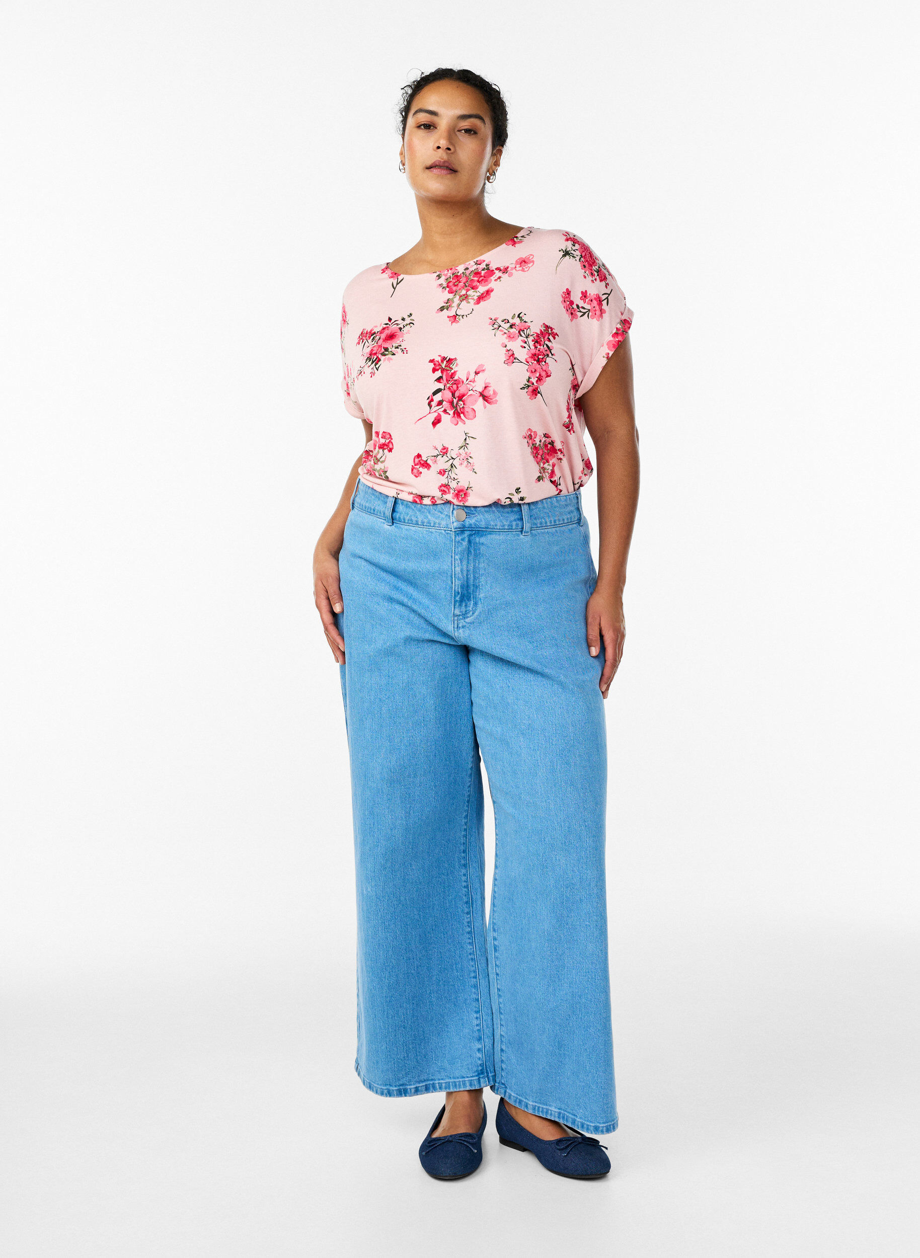 Zizzi T-Shirt mit Blumenprint, Rot, Model image number 1